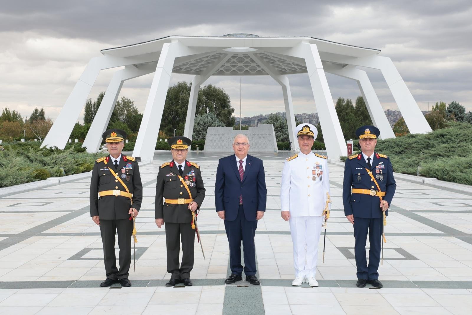 Bakan Güler, Devlet Büyükleri Anıt Mezarlığı’nı ziyaret etti