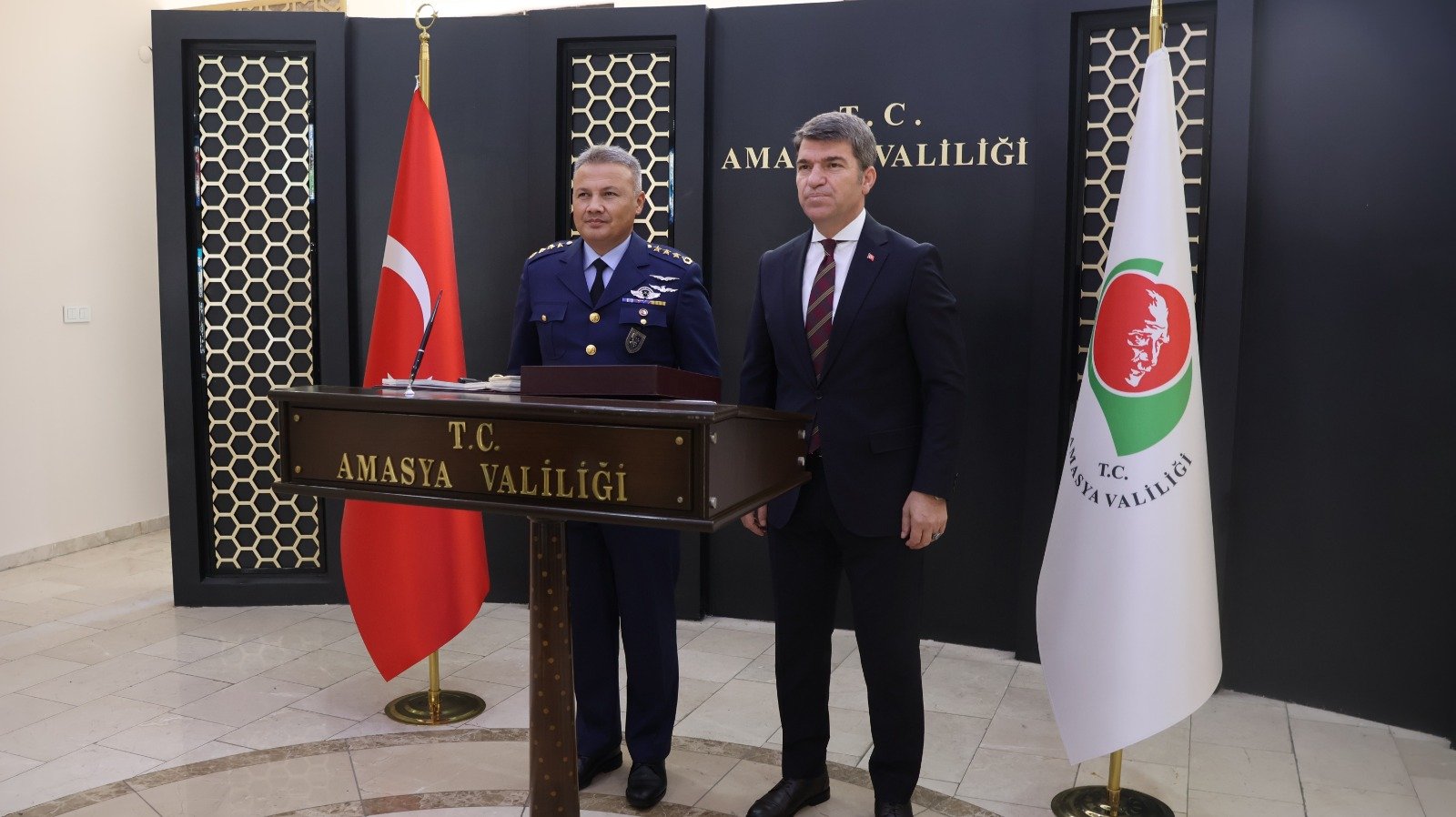 Alper Gezeravcı şeref defterini imzaladı