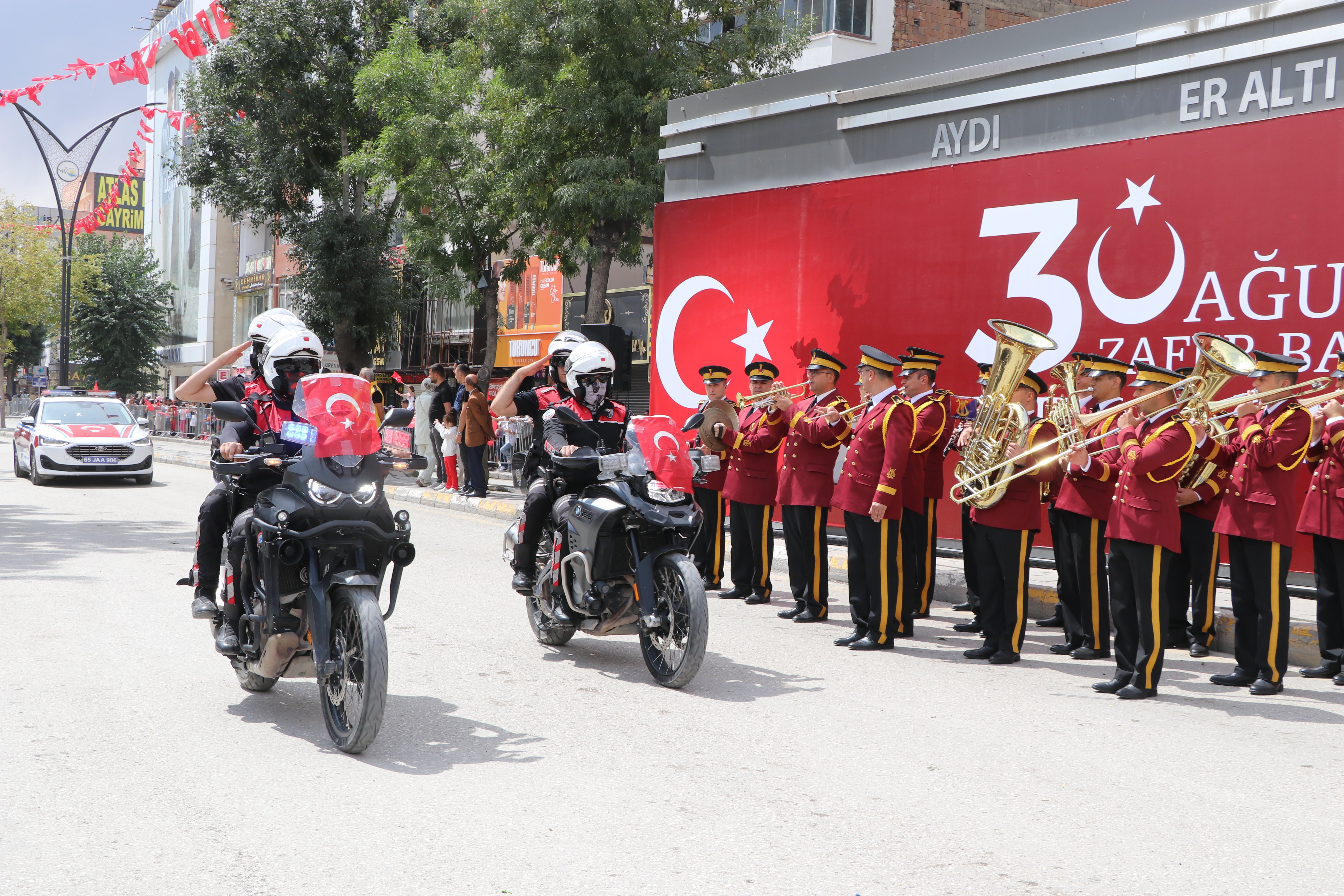 Van Zafer Bayramı çelenk töreni