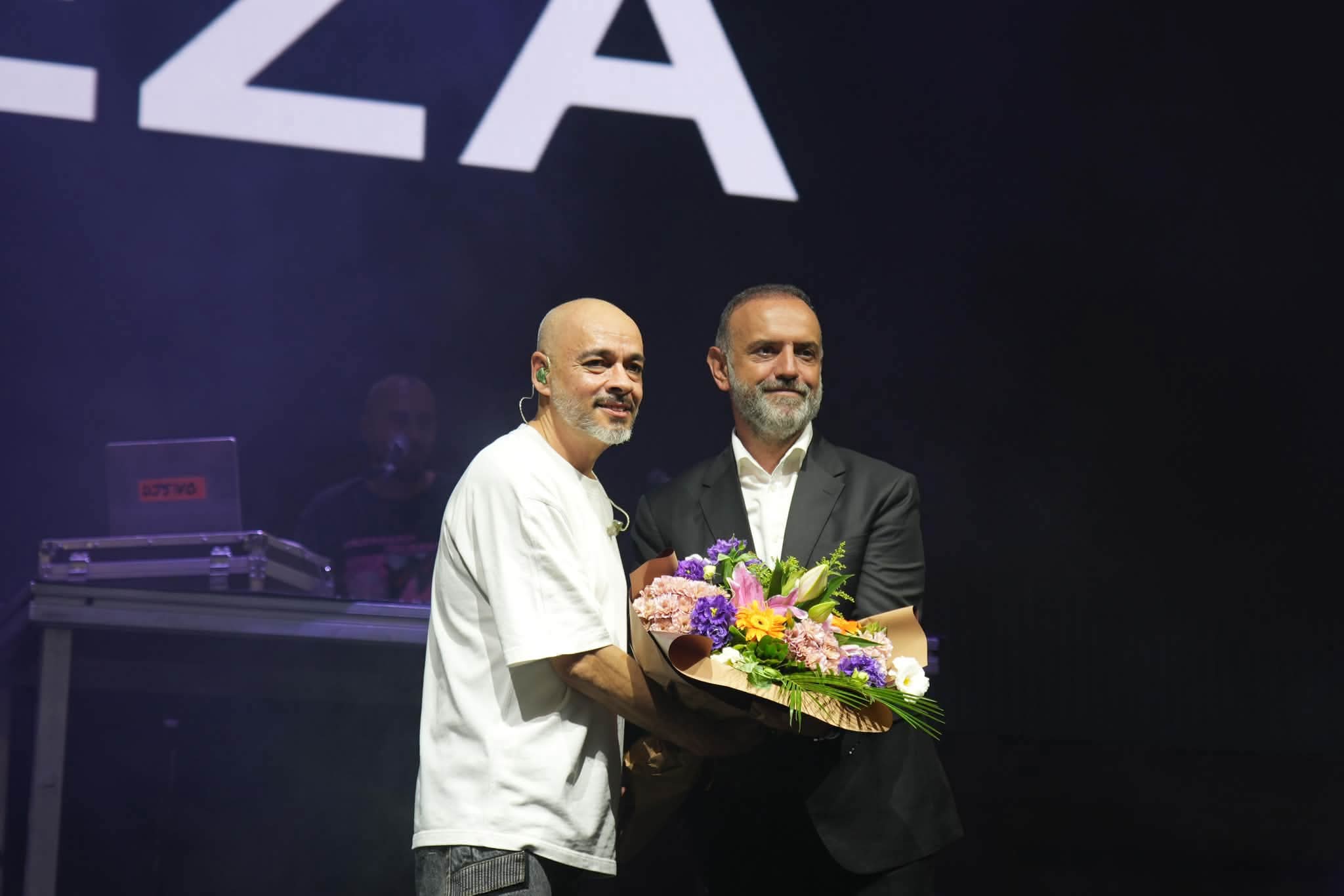 Başkan Alper Yeğin Ceza çiçek takdimi