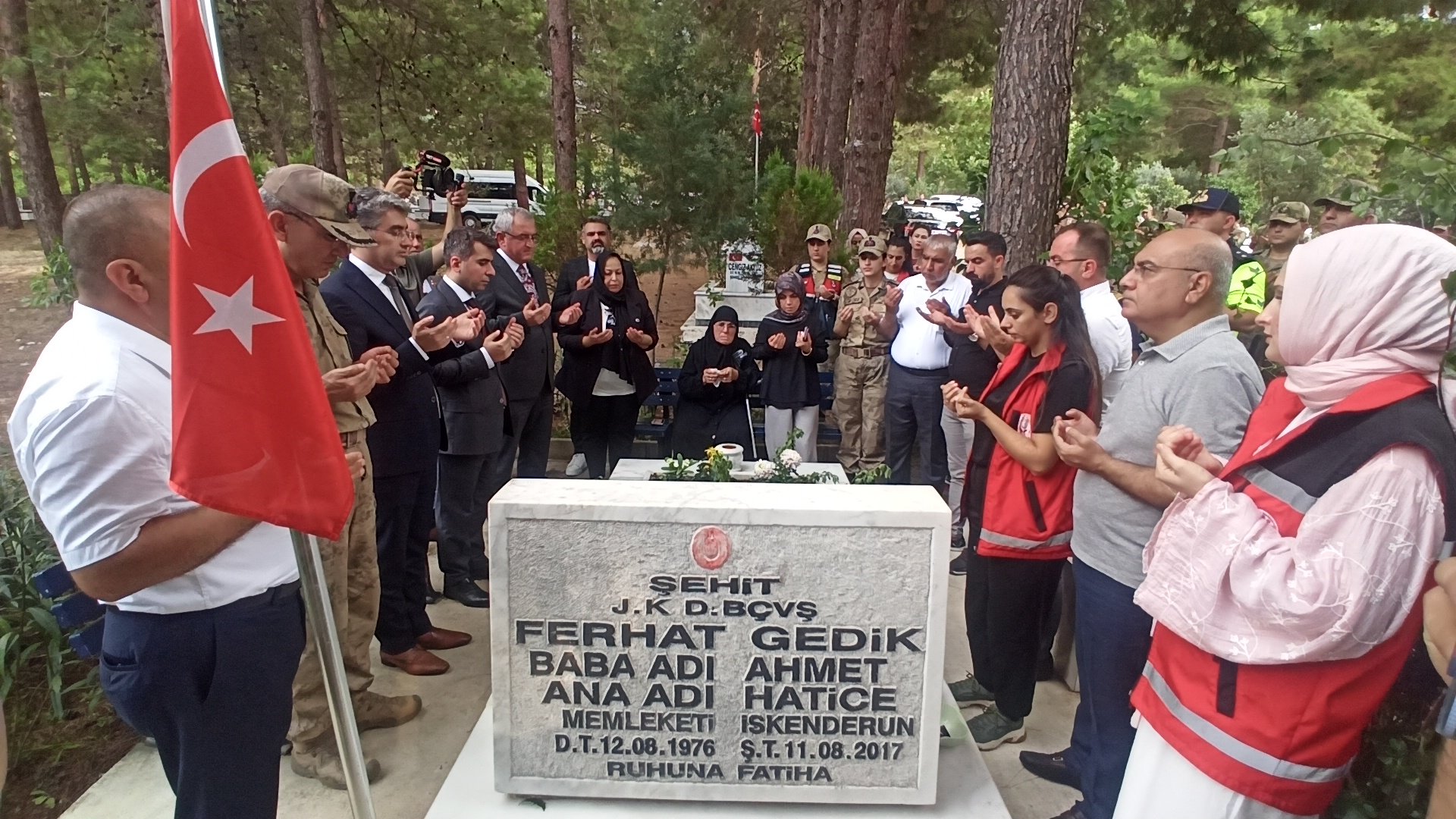 Şehit Ferhat Gedik mezarı başında dua