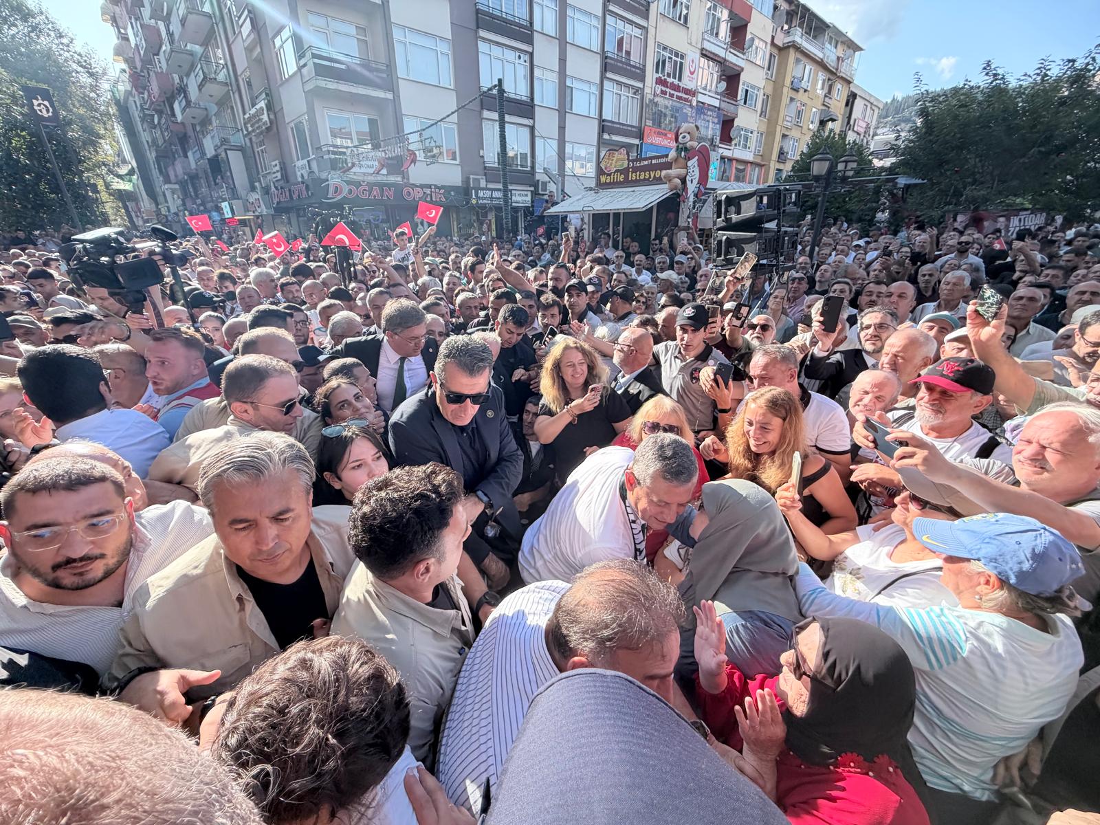 Özgür Özel seçim otobüsünde