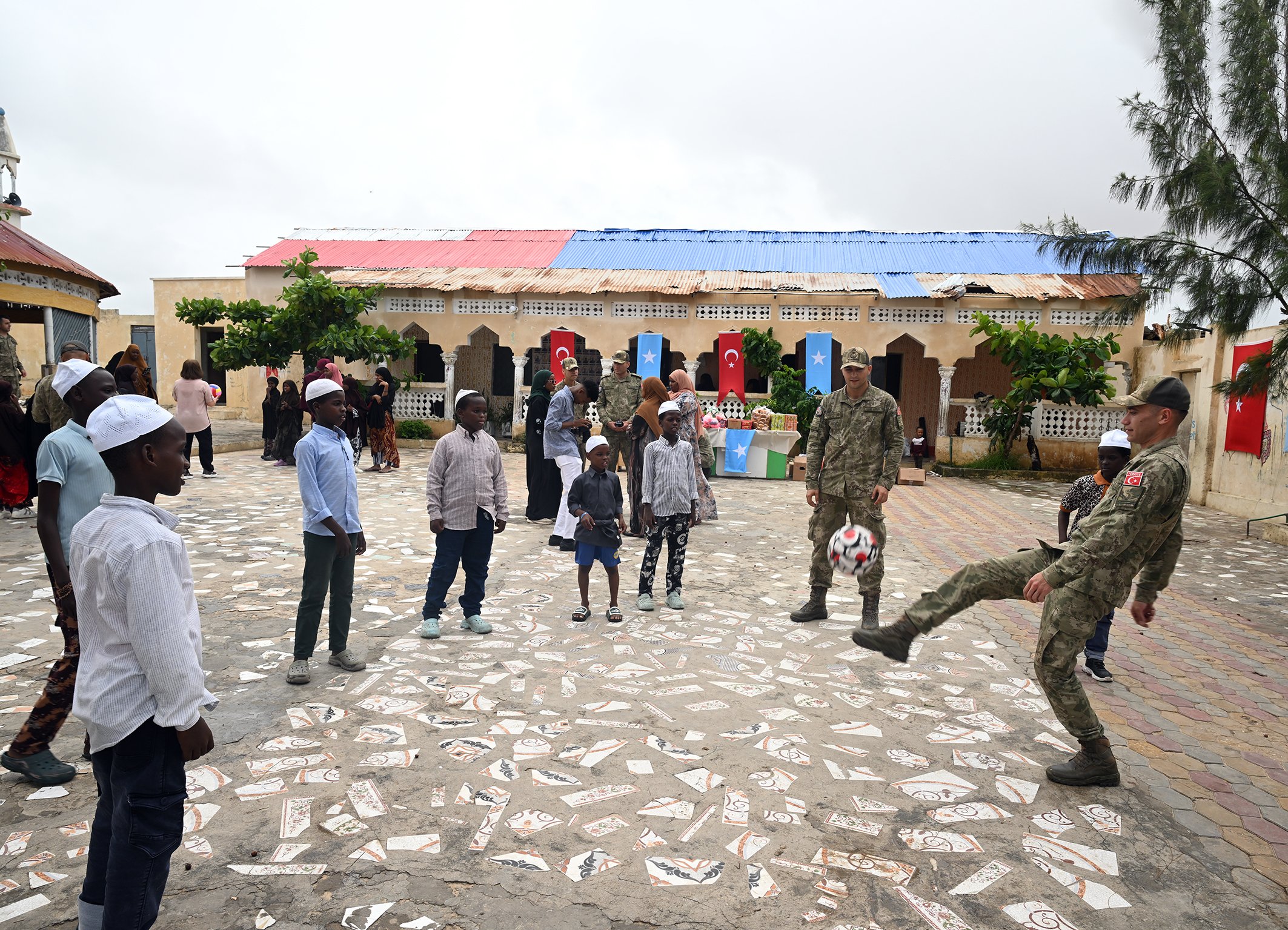 Somali Türk Görev Kuvveti yetimhane ziyareti