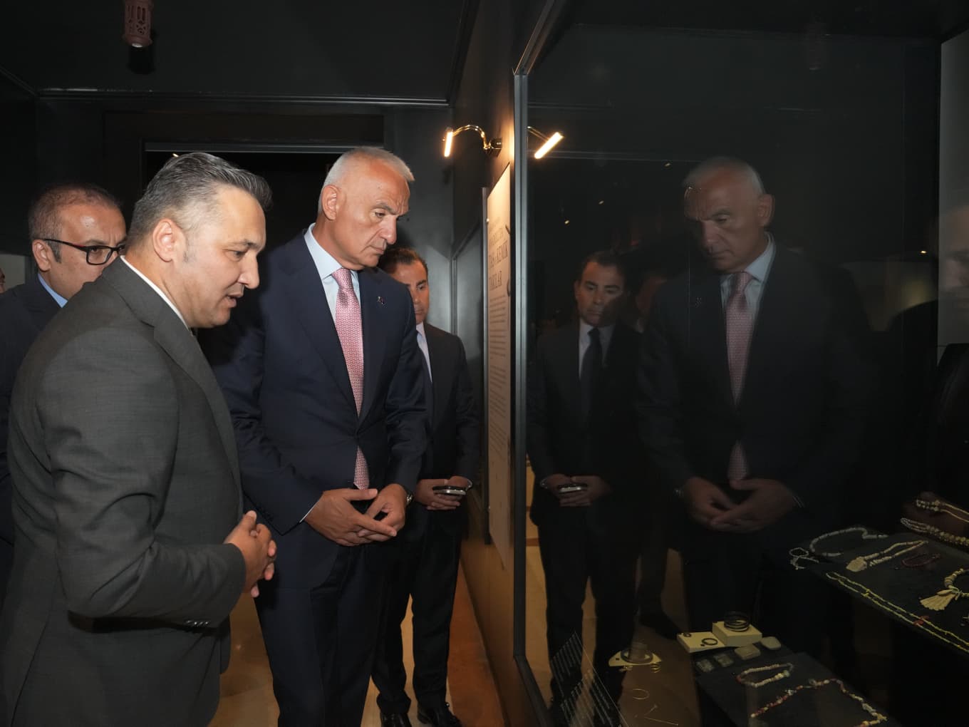 Kültür ve Turizm Bakanı Mehmet Nuri Ersoy sergi ziyaretinde