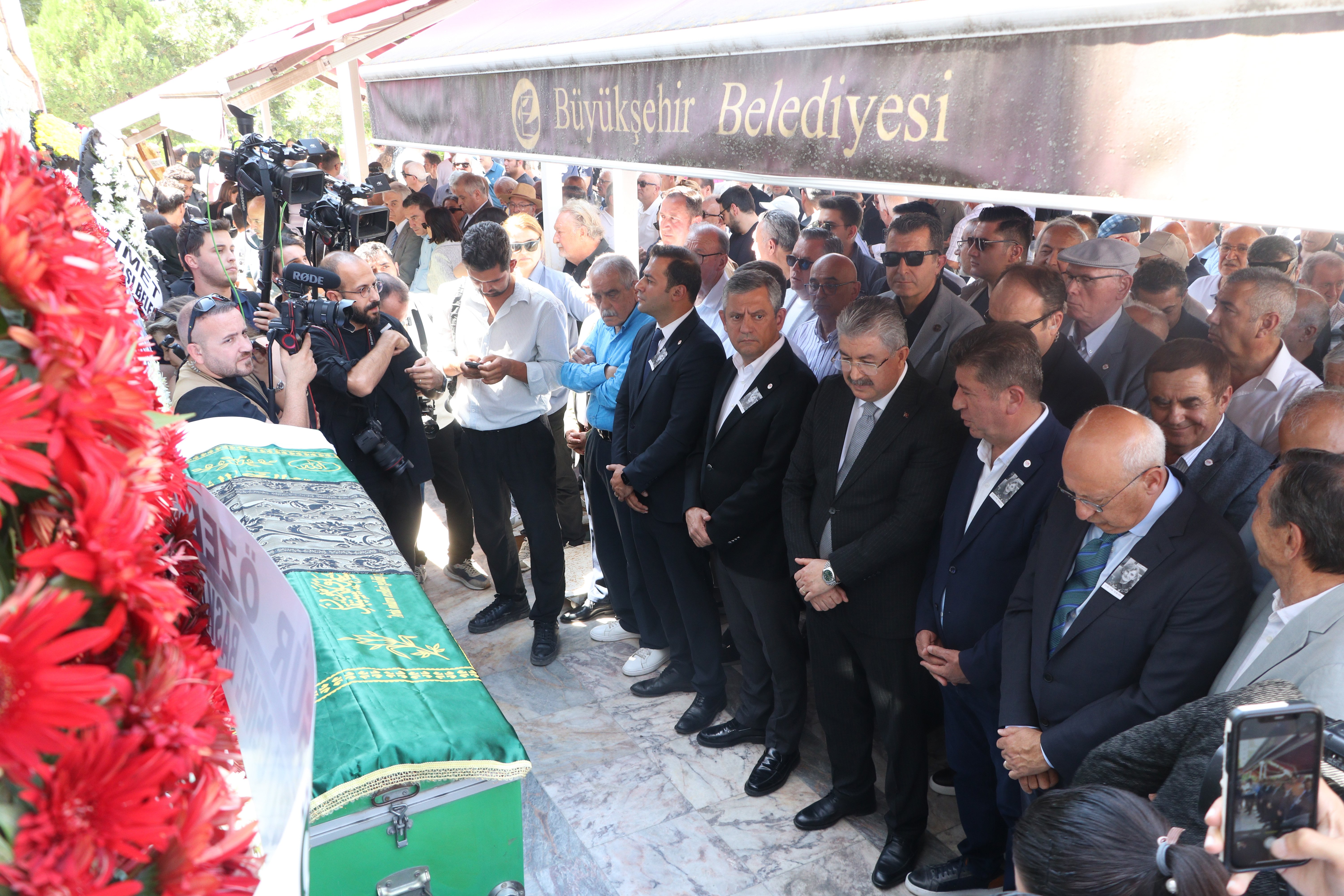 Cenaze töreni katılımcıları
