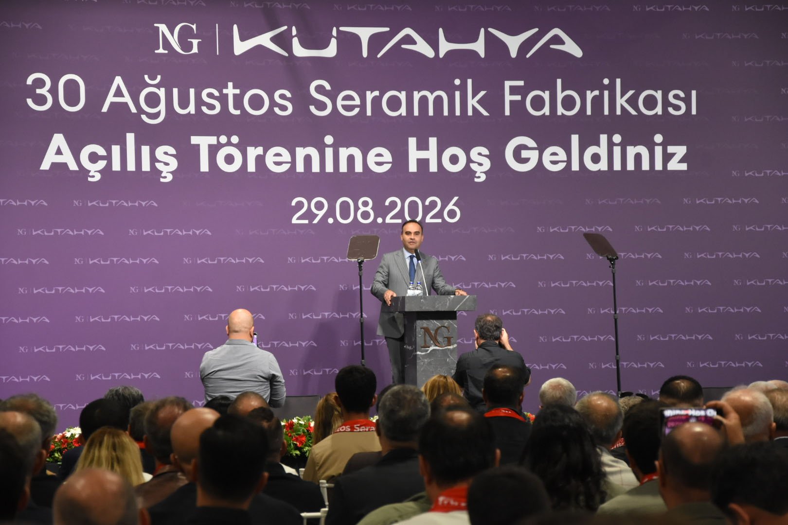 Bakan Kacır, NG Kütahya Seramik 30 Ağustos Fabrikası açılışında konuşma yapıyor
