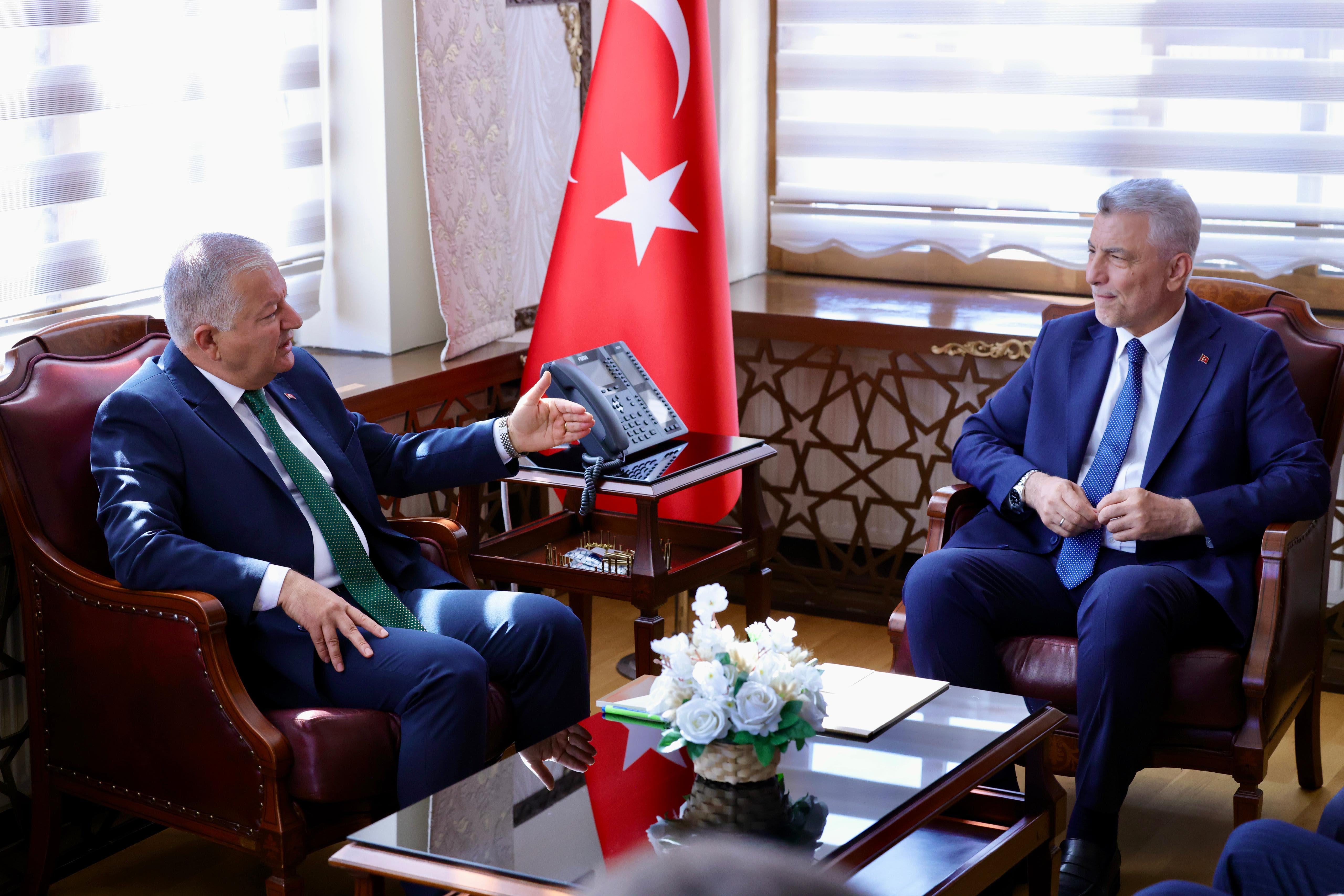 Bakan Bolat konuşma yapıyor