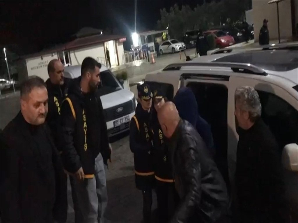 Şarkıcı Güllü