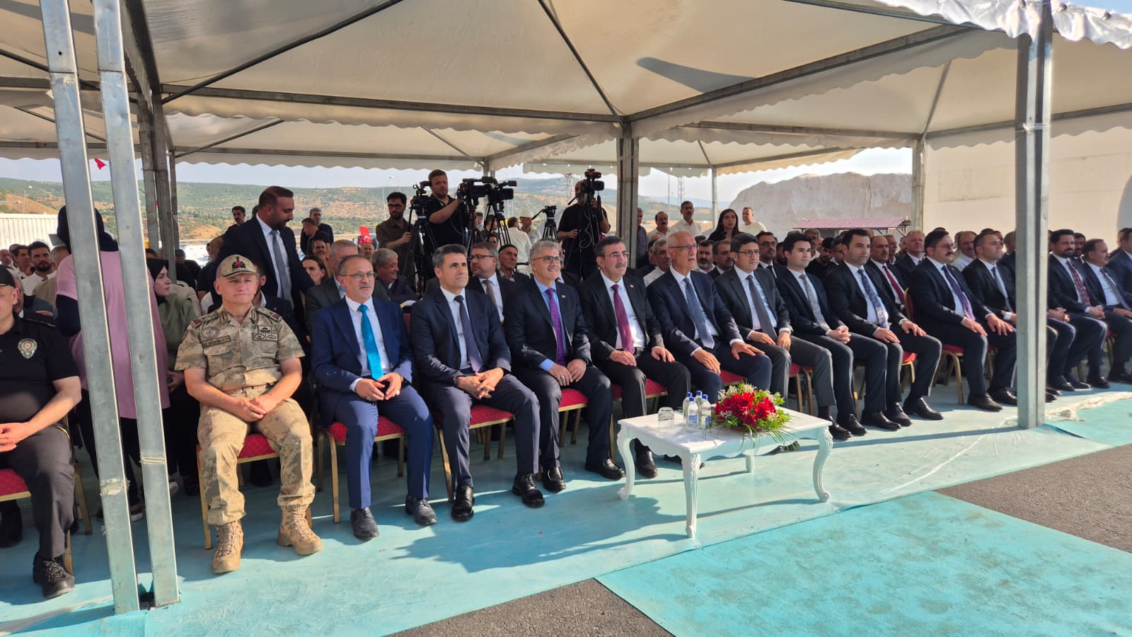 Cevdet Yılmaz açılış kurdelesi kesiyor