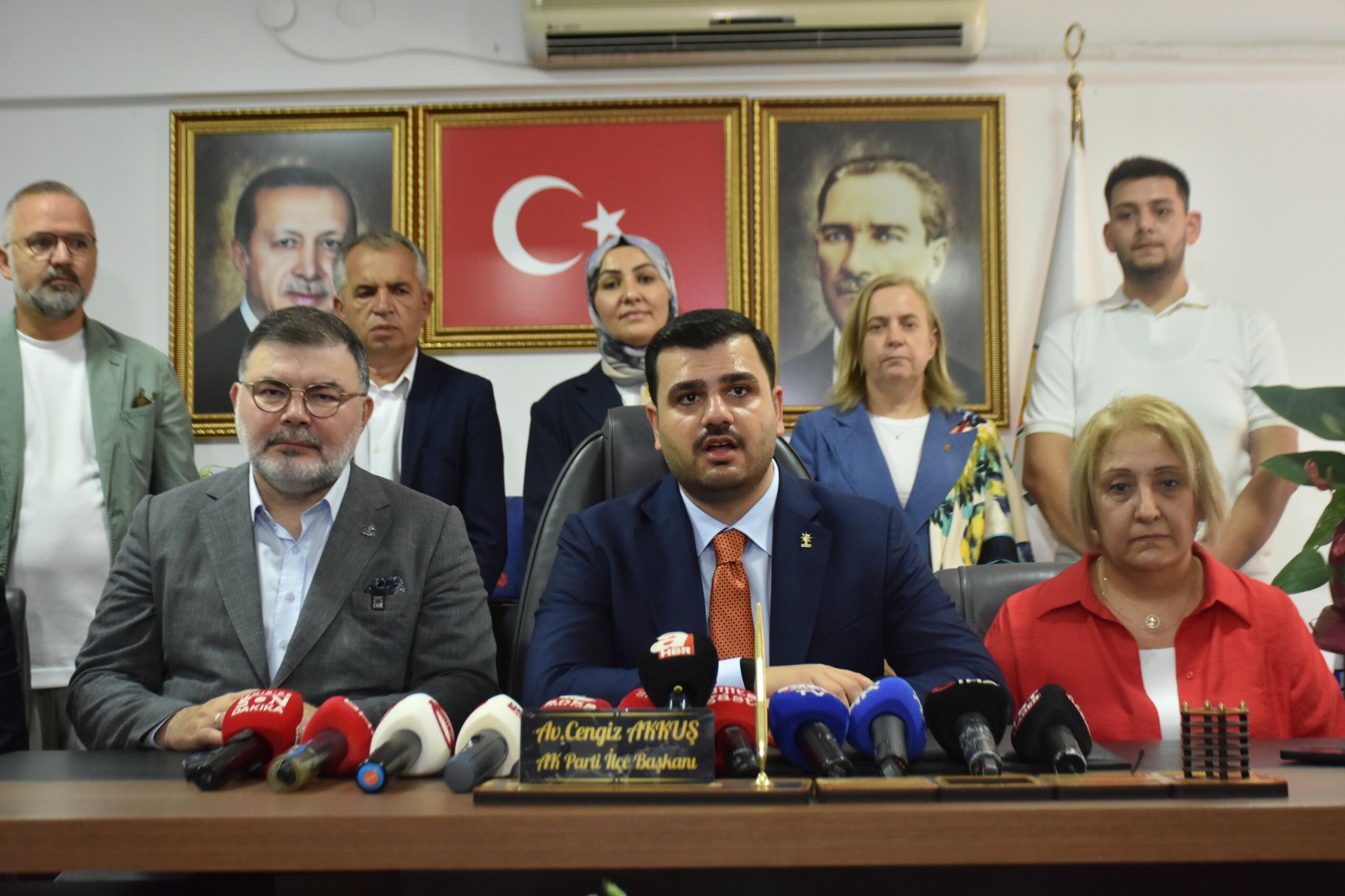 AK Parti Genel Sekreteri Eyyüp Kadir İnan, Menderes Belediye Başkanı Vekili Asuman Şen ile görüşüyor.