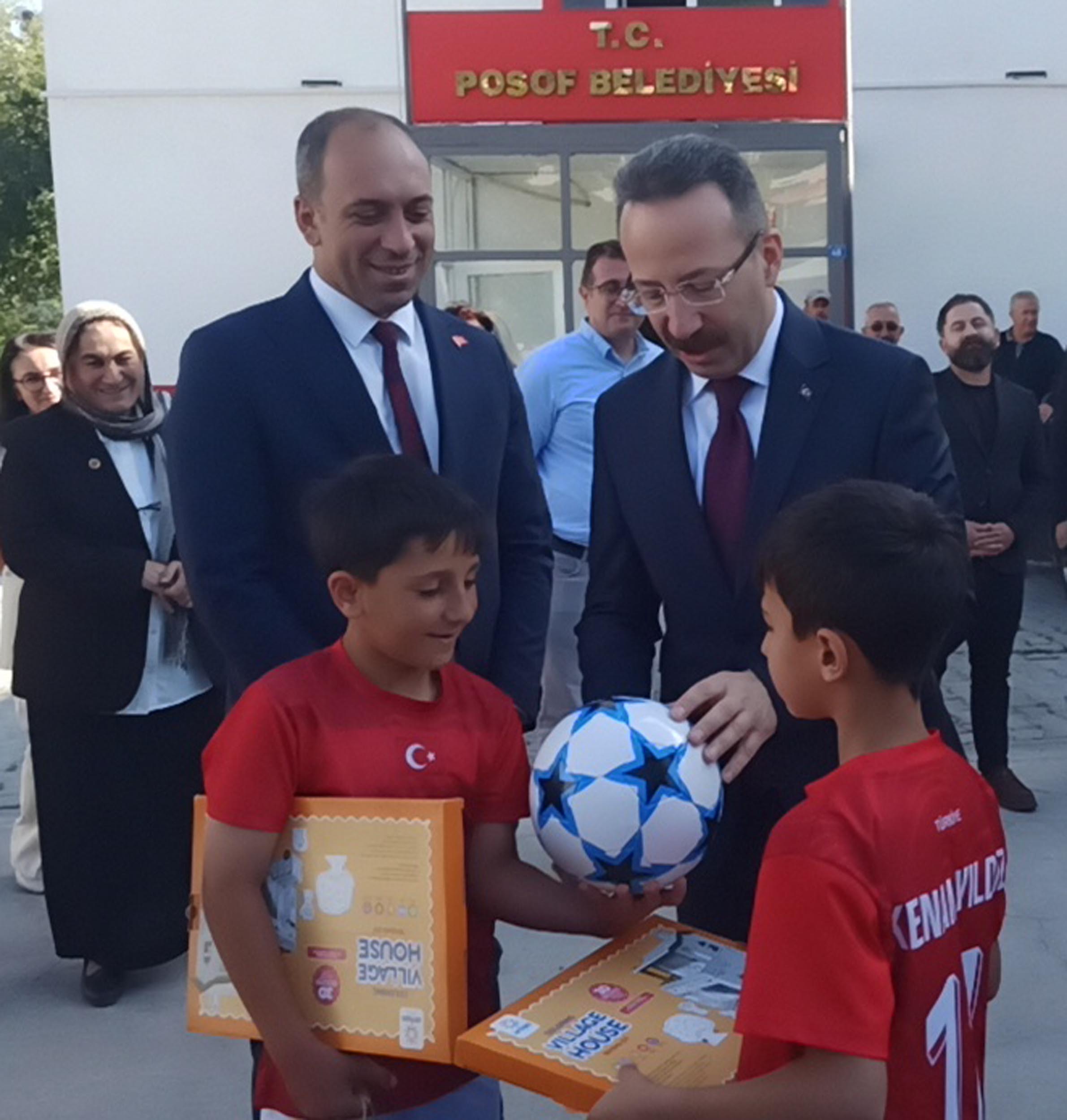 Vali Yamlı çocuklarla sohbet ediyor
