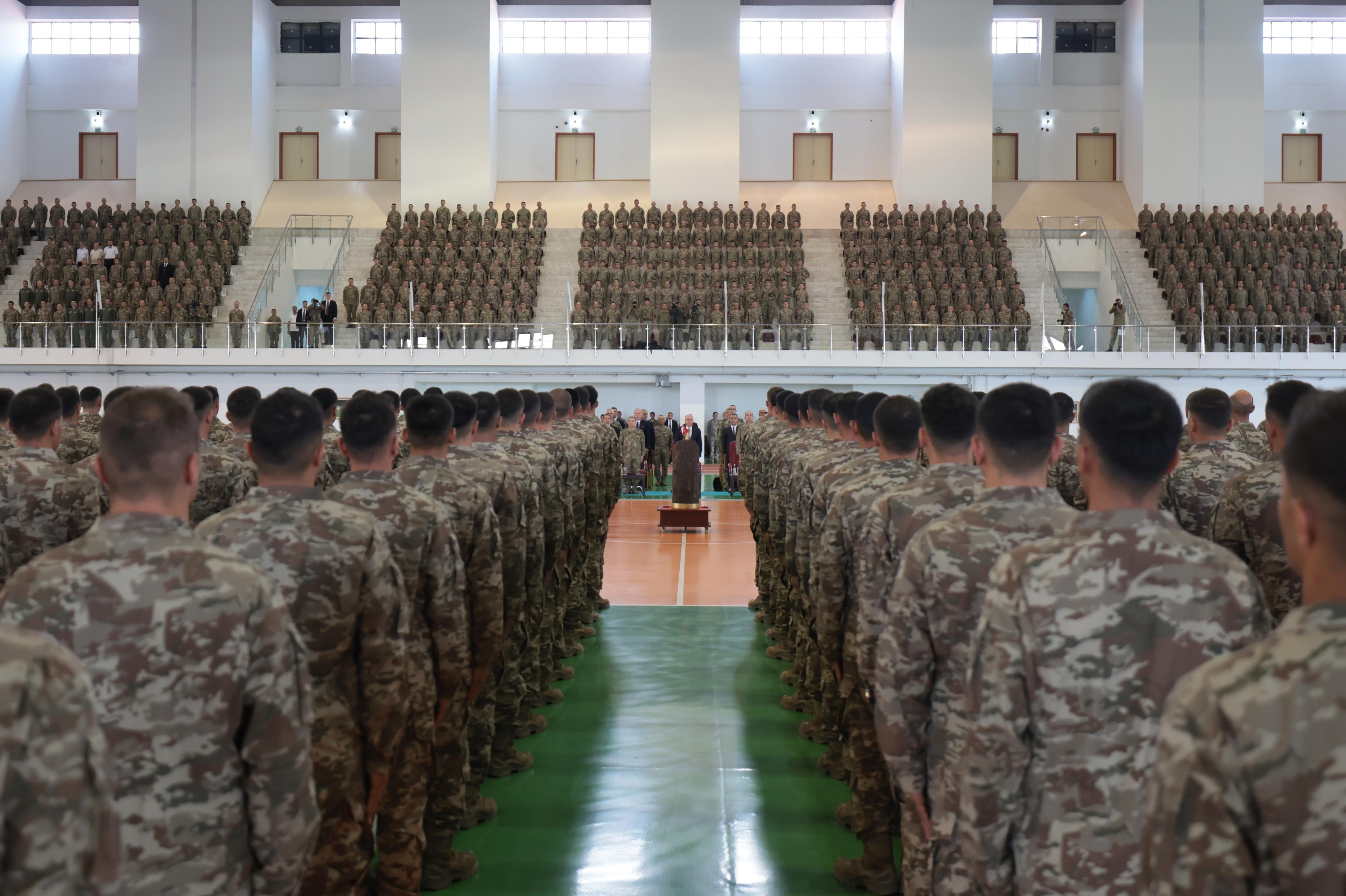Milli Savunma Bakanı Güler, bordo berelilerle hatıra fotoğrafı çektiriyor