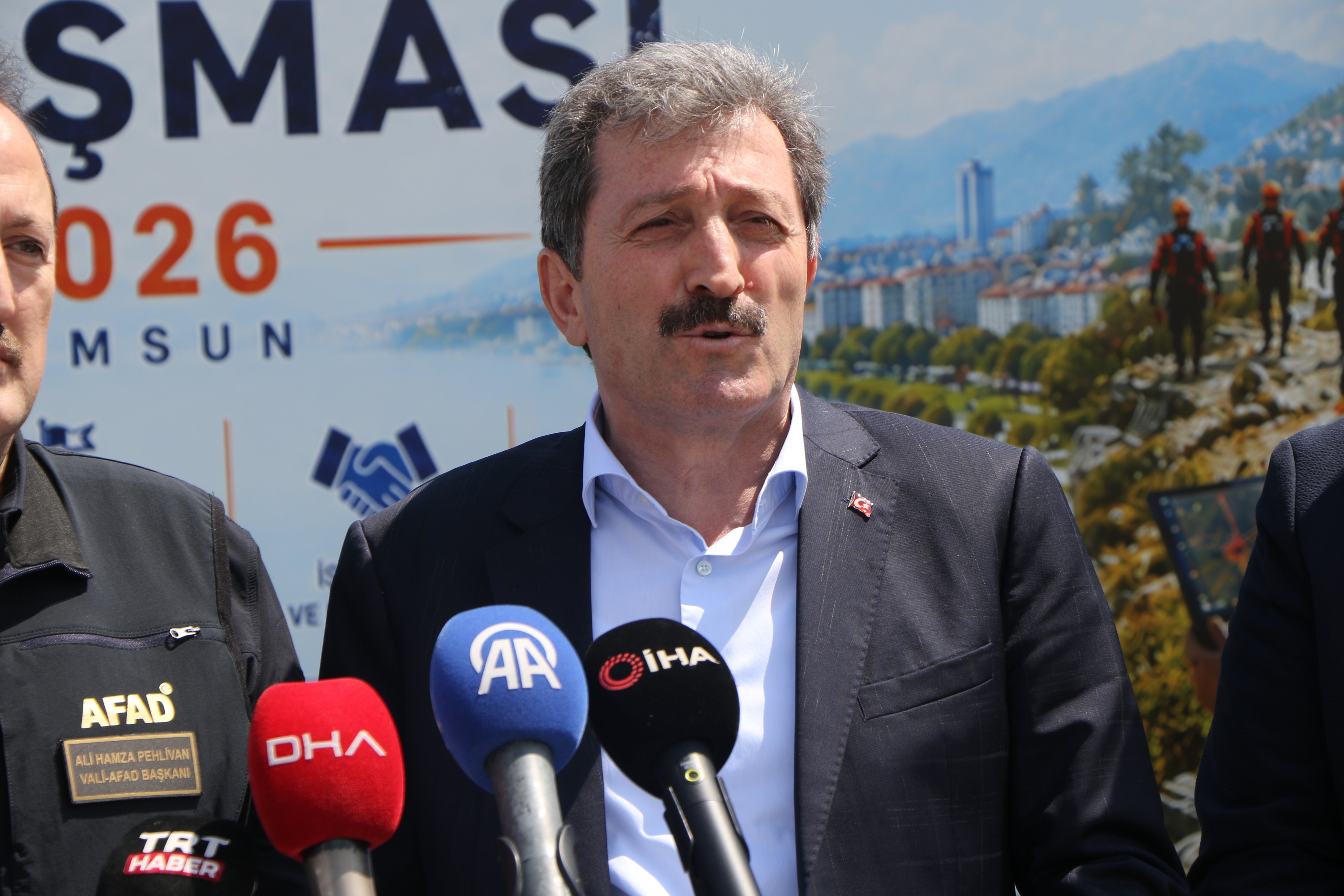 AFAD Başkanı Pehlivan, yarışmada dereceye giren ekipleri tebrik etti.