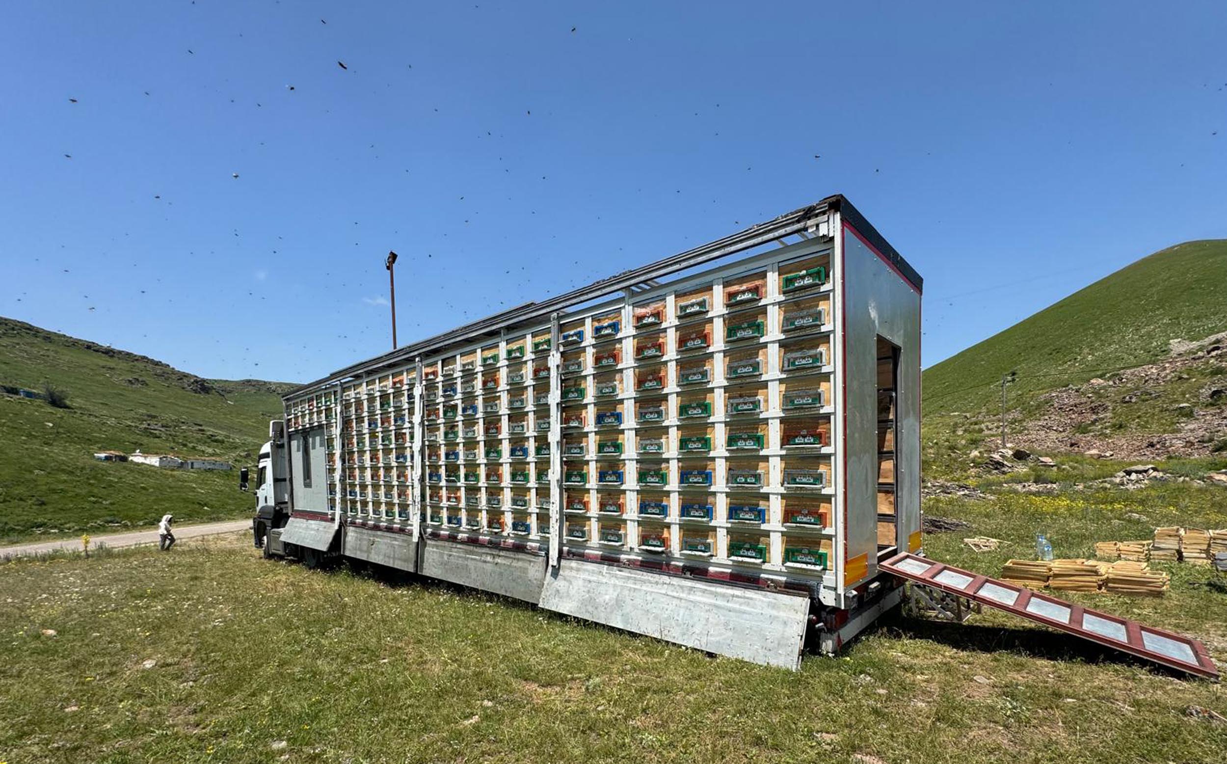Yücel Üzeyir mobil bal üretim tesisinin önünde