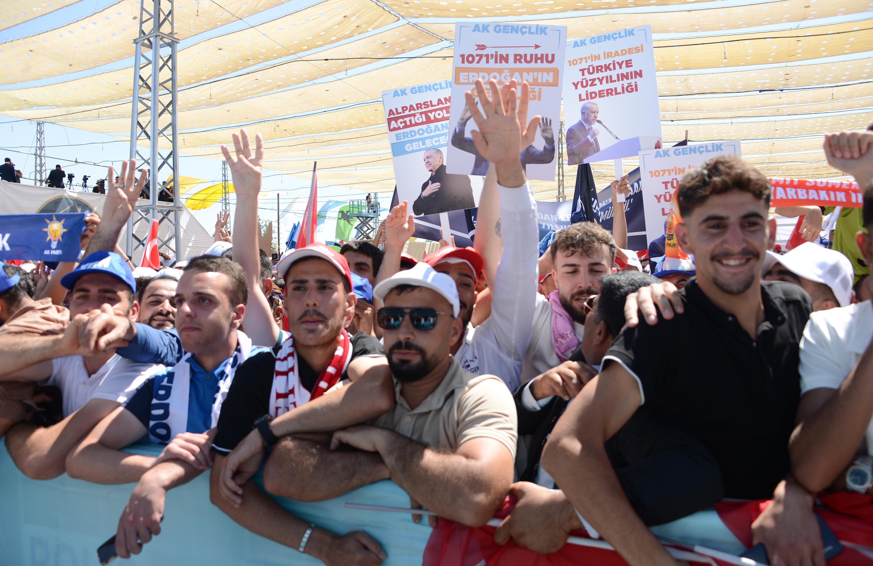 Cumhurbaşkanı Erdoğan konuşmasını yaparken
