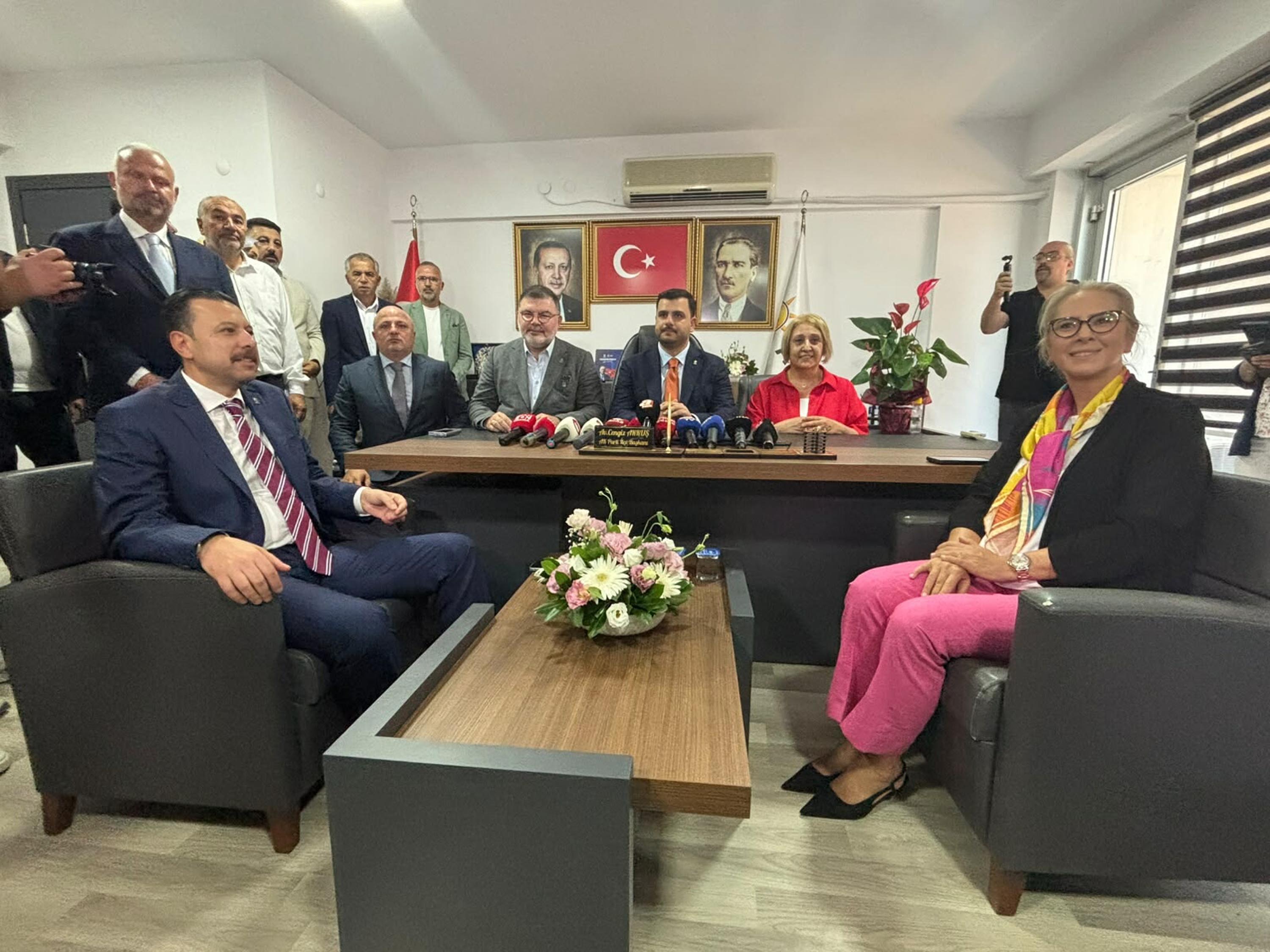 Menderes Belediye Başkanı Vekili Asuman Şen ile ziyaret sonrası hatıra fotoğrafı.