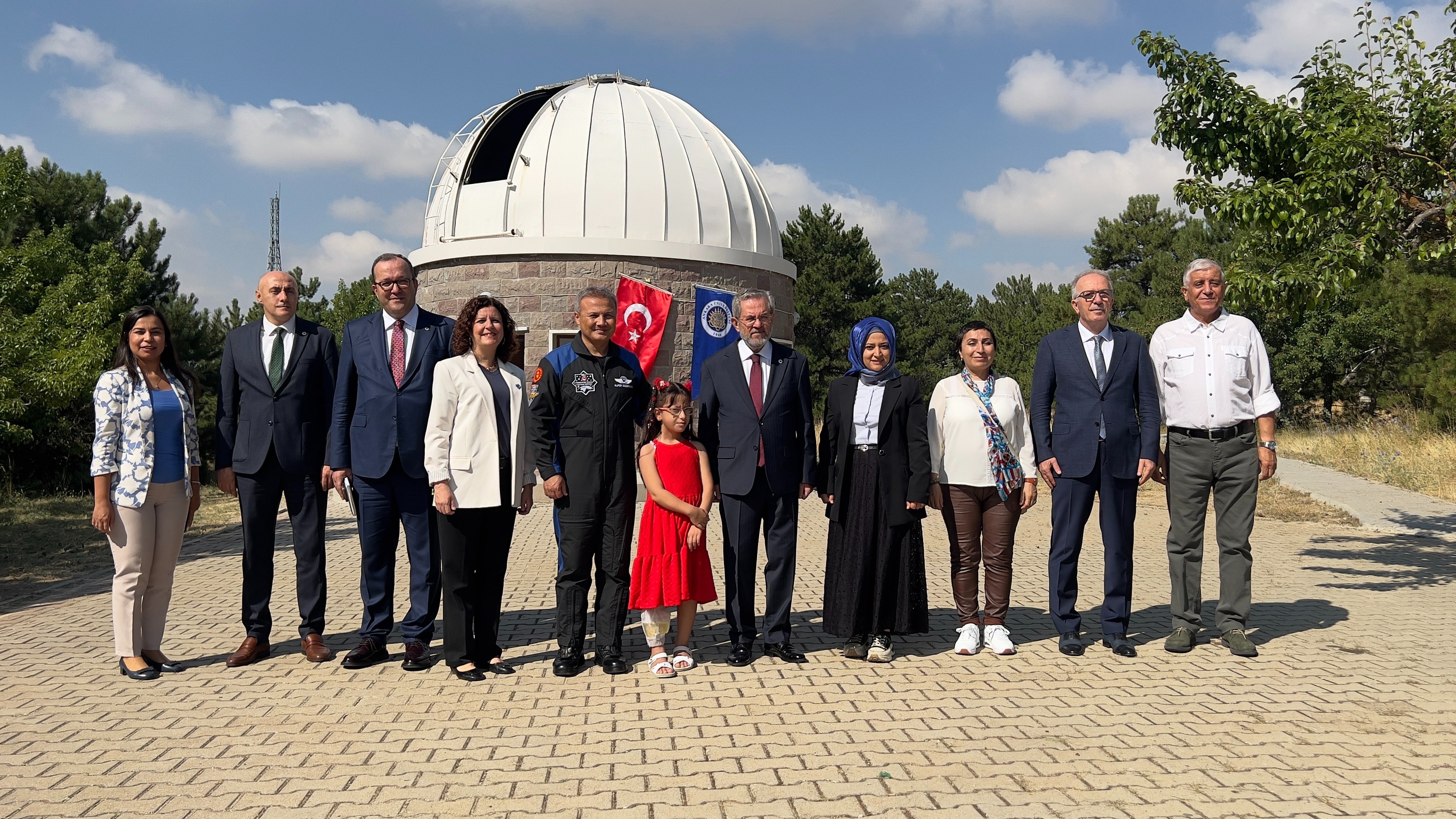Gezeravcı Zehra ile gökyüzünü gözlemliyor
