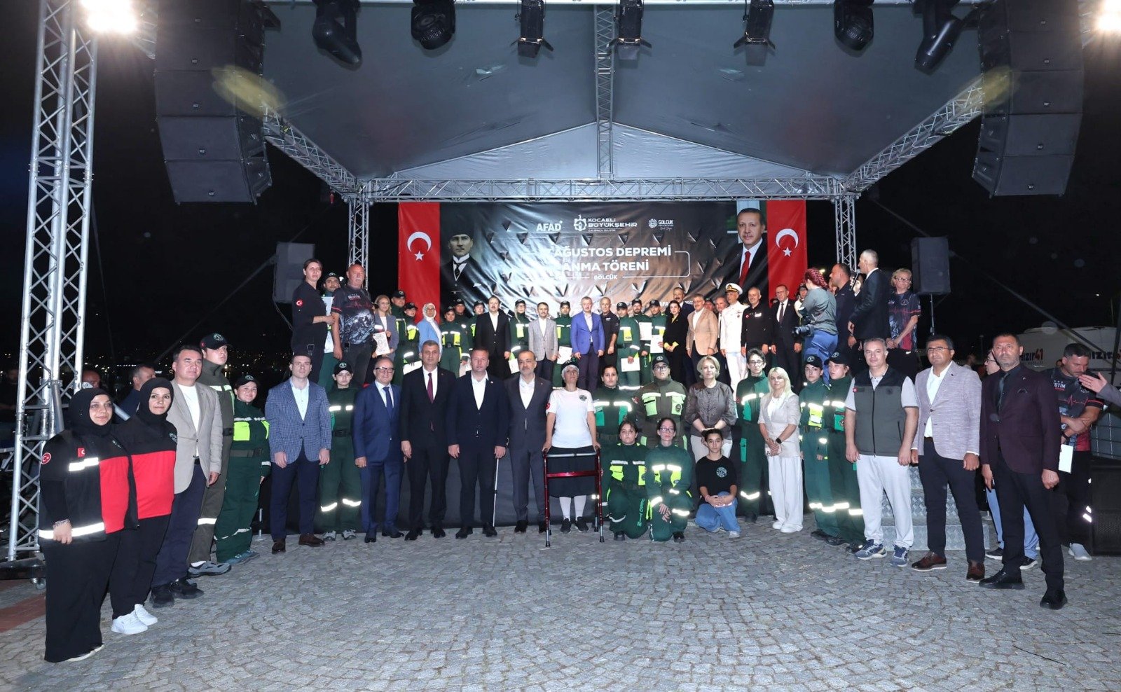 Marmara Depremi anma töreni çelenk