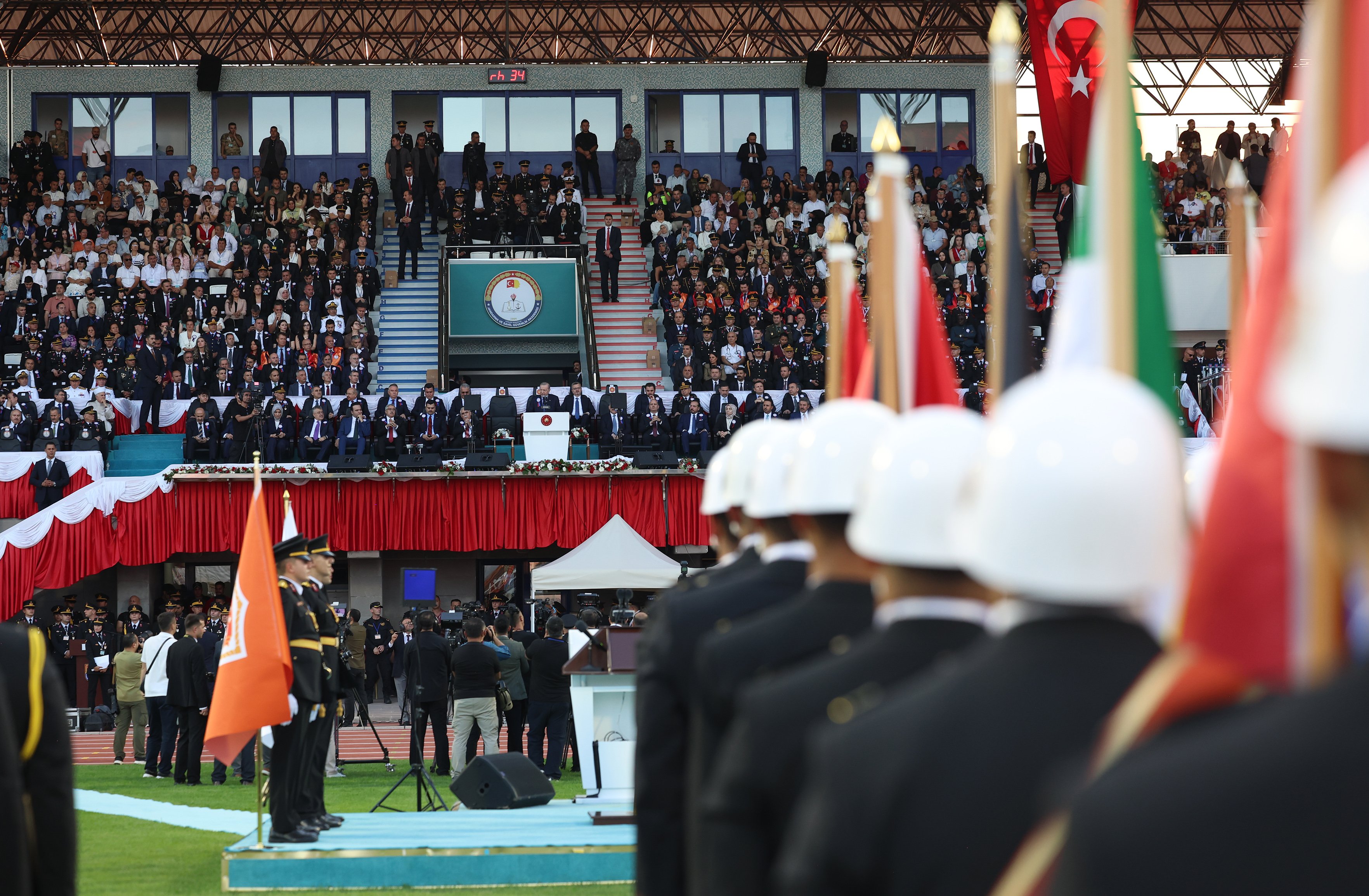 Cumhurbaşkanı Erdoğan mezunlara diplomalarını veriyor