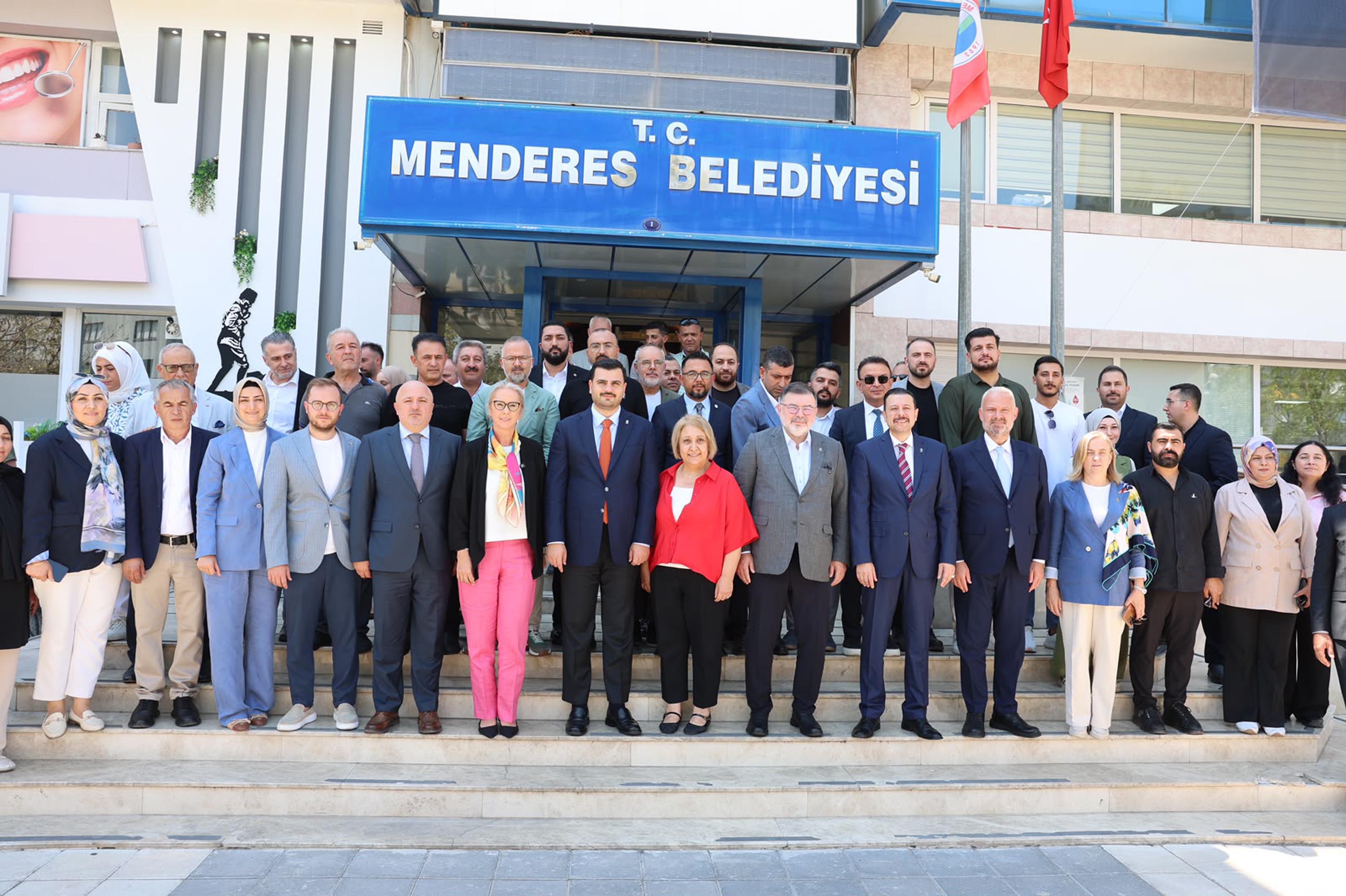 Eyyüp Kadir İnan, Menderes AK Parti İlçe Başkanlığı ziyaretinde konuşma yapıyor.