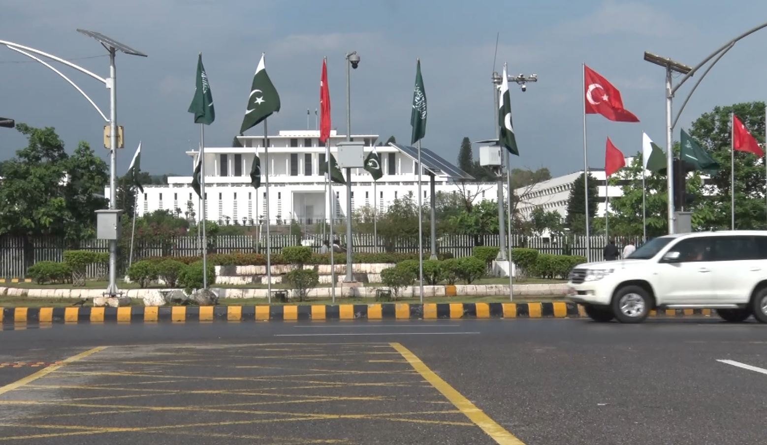 Pakistan, Türkiye ve Suudi Arabistan bayraklarıyla süslenen Anayasa Caddesi