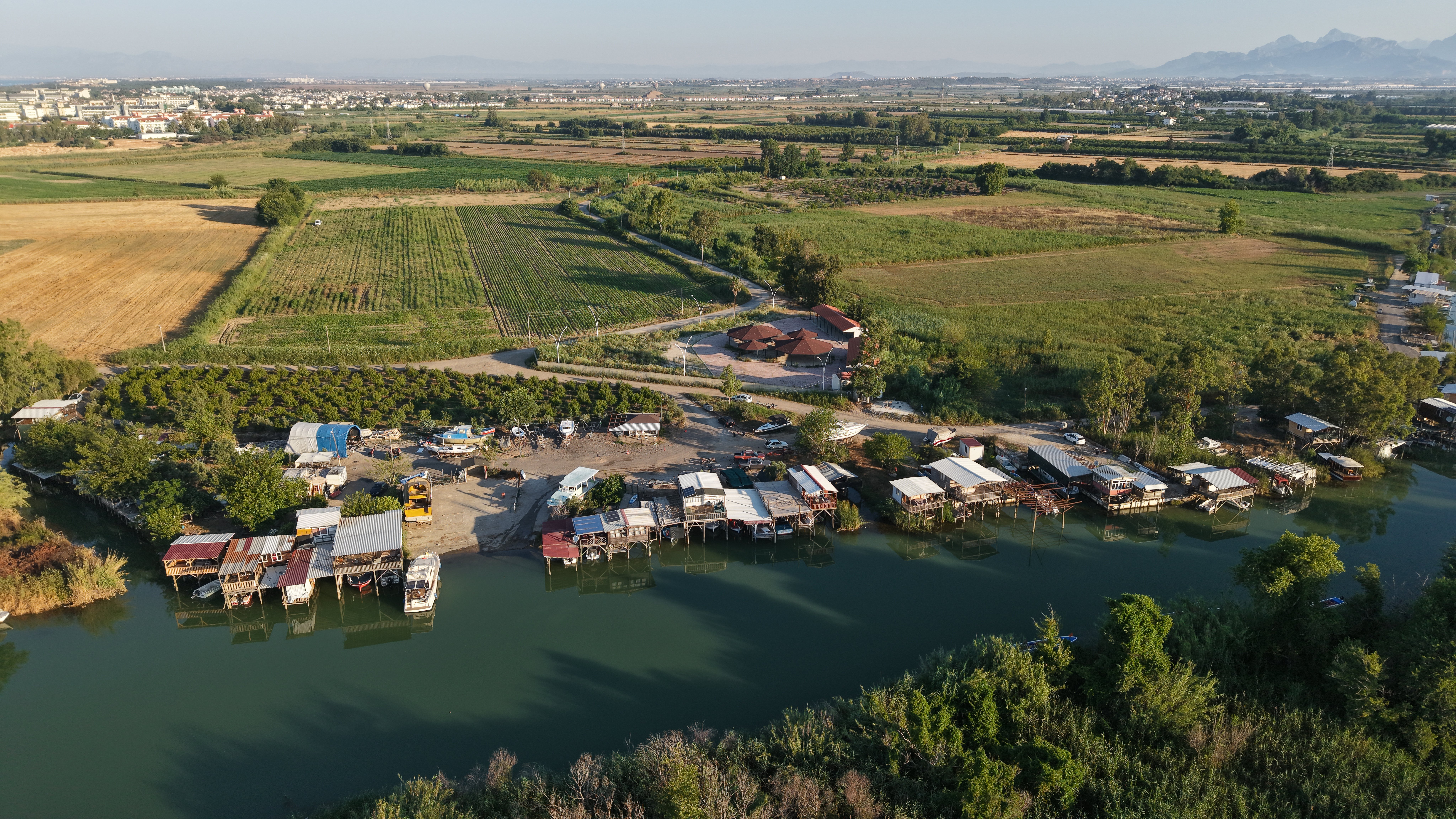 Köprüçay Nehri kıyısındaki kaçak yapılar