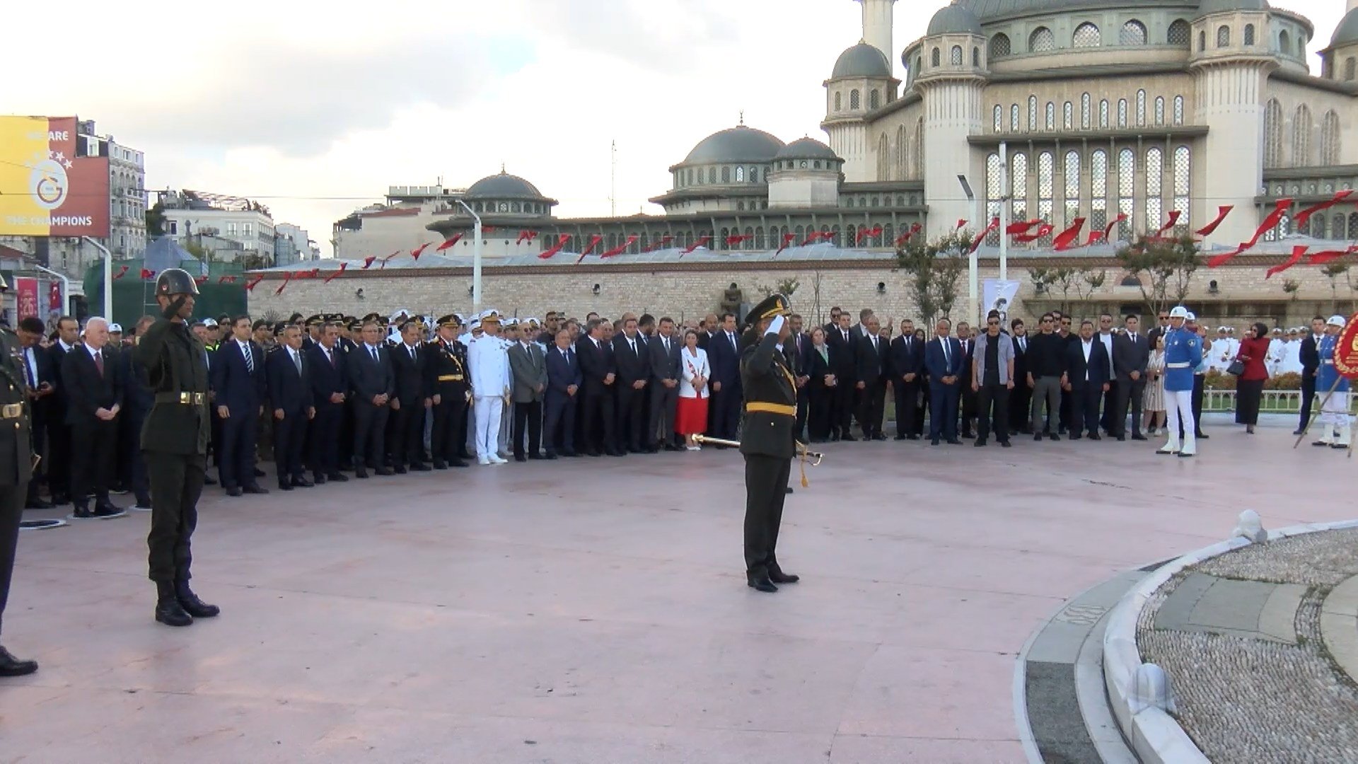 Taksim Cumhuriyet Anıtı çelenk töreni