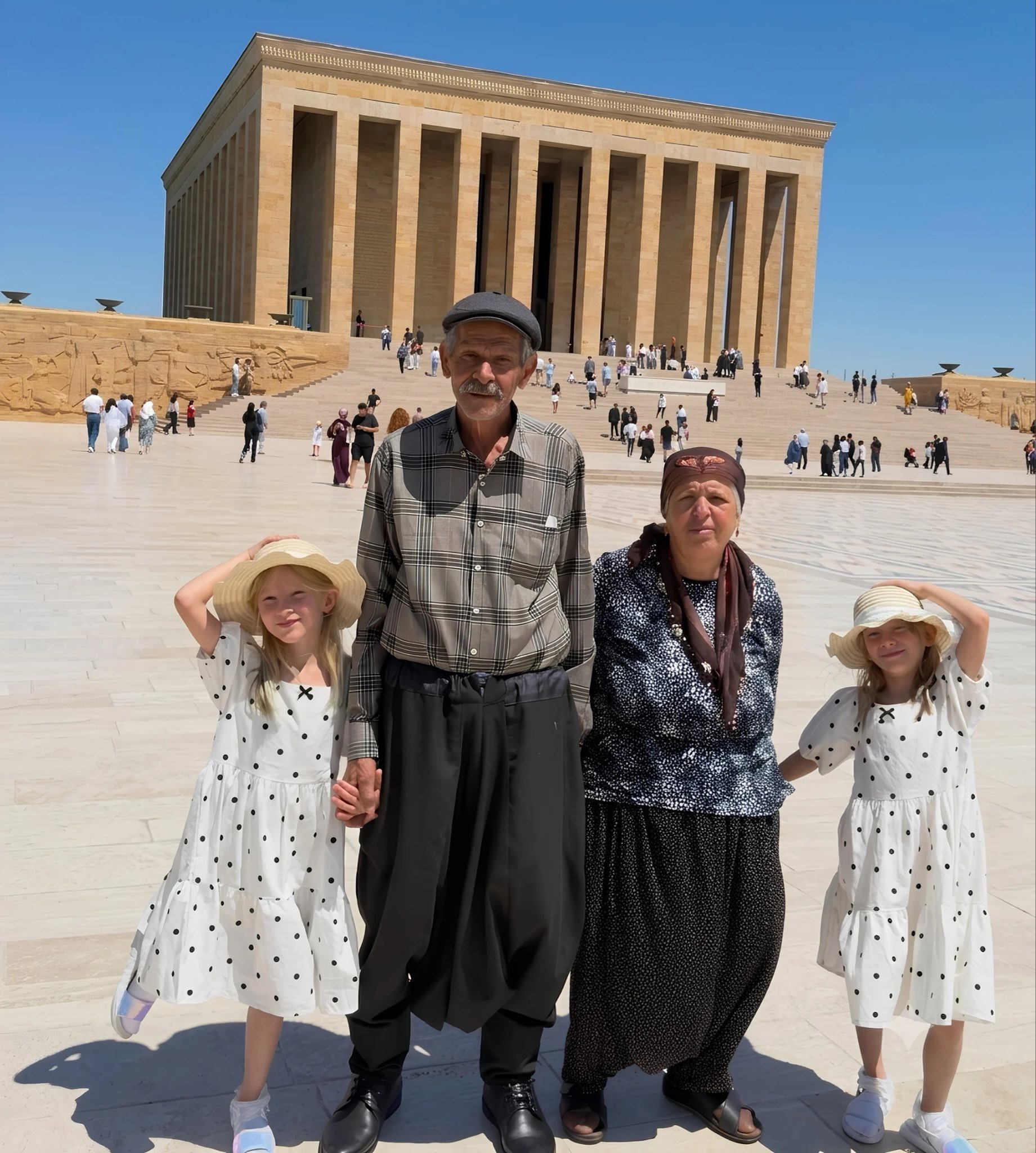 Aile ve Sosyal Hizmetler Bakanı Mahinur Özdemir Göktaş ve Adıyamanlı Doğan ailesi aile danışmanlığı desteği