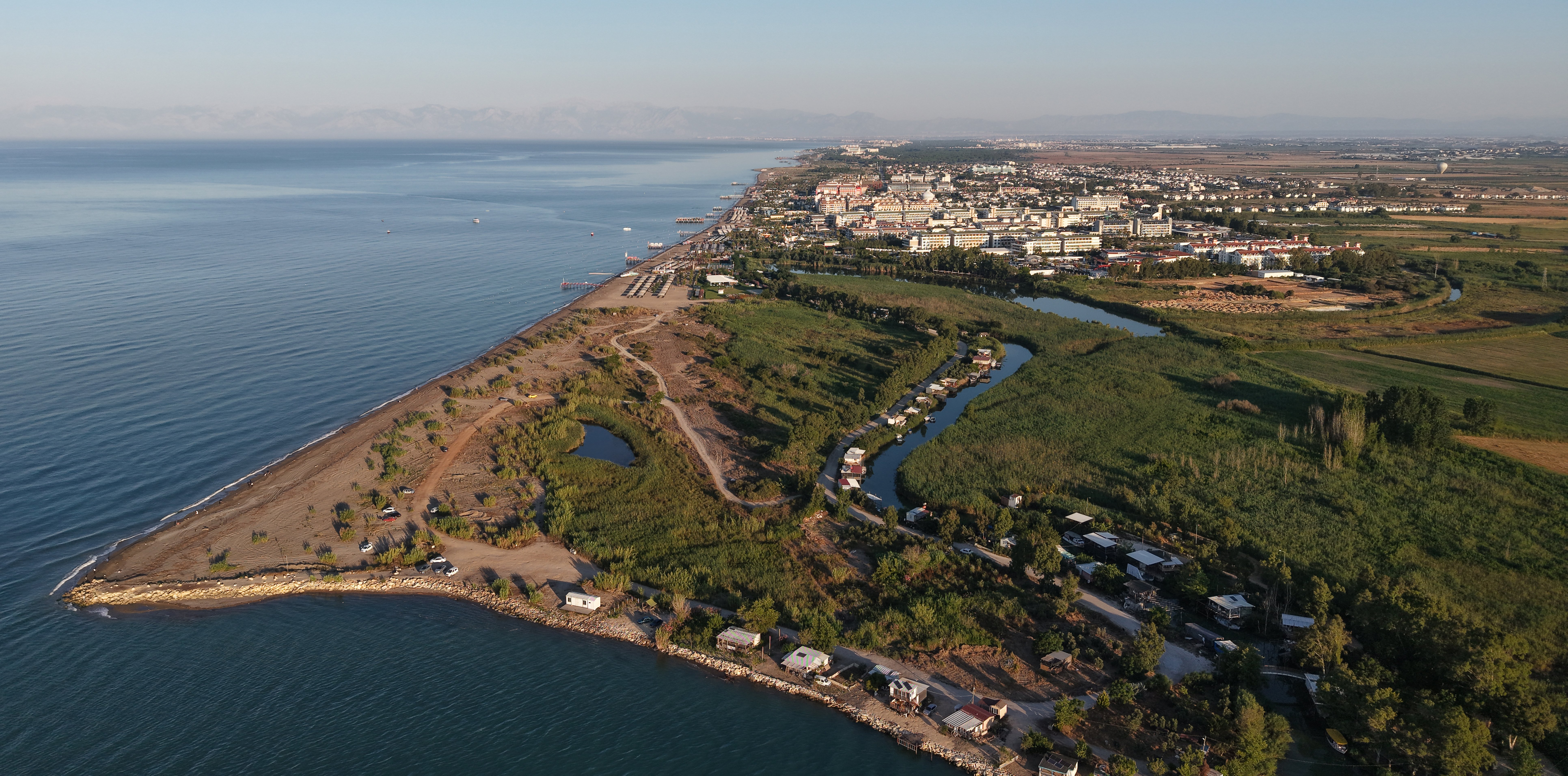 Köprüçay Nehri kıyısındaki kaçak yapılar