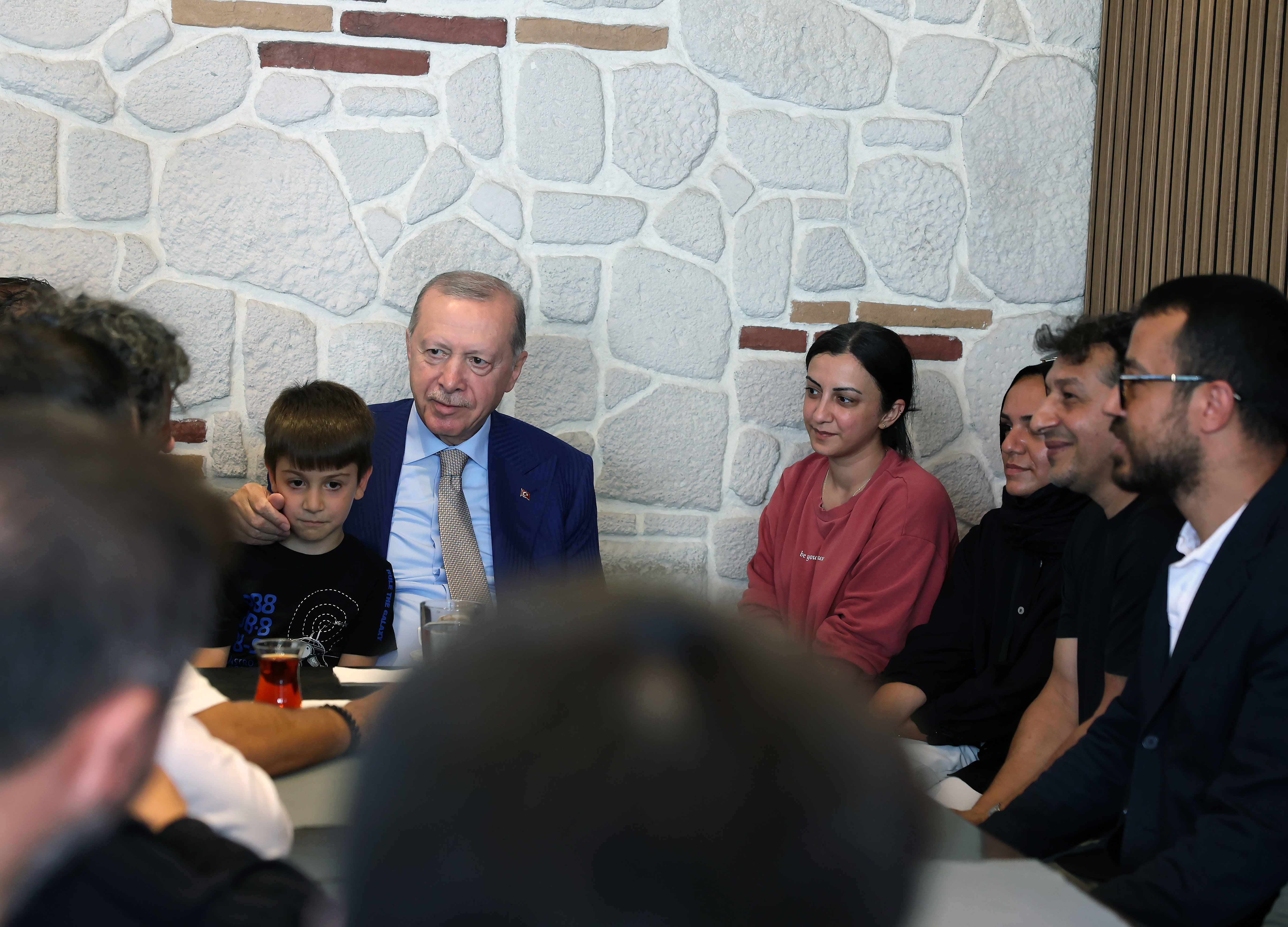 Cumhurbaşkanı Erdoğan vatandaşlarla selamlaşıyor