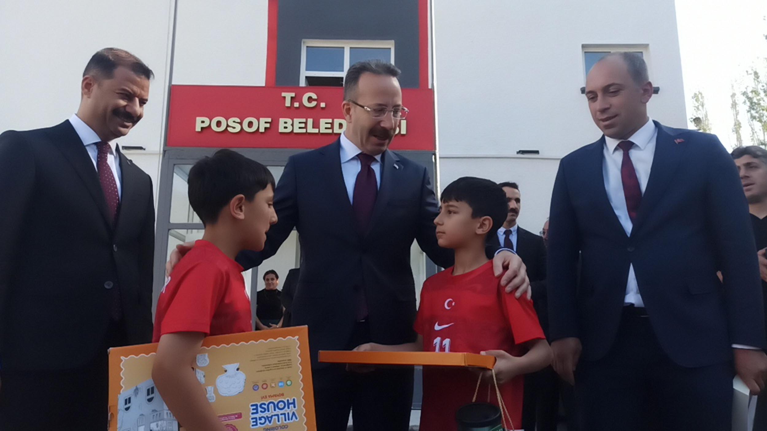 Vali Yamlı Posof Belediye Başkanı ile görüşüyor