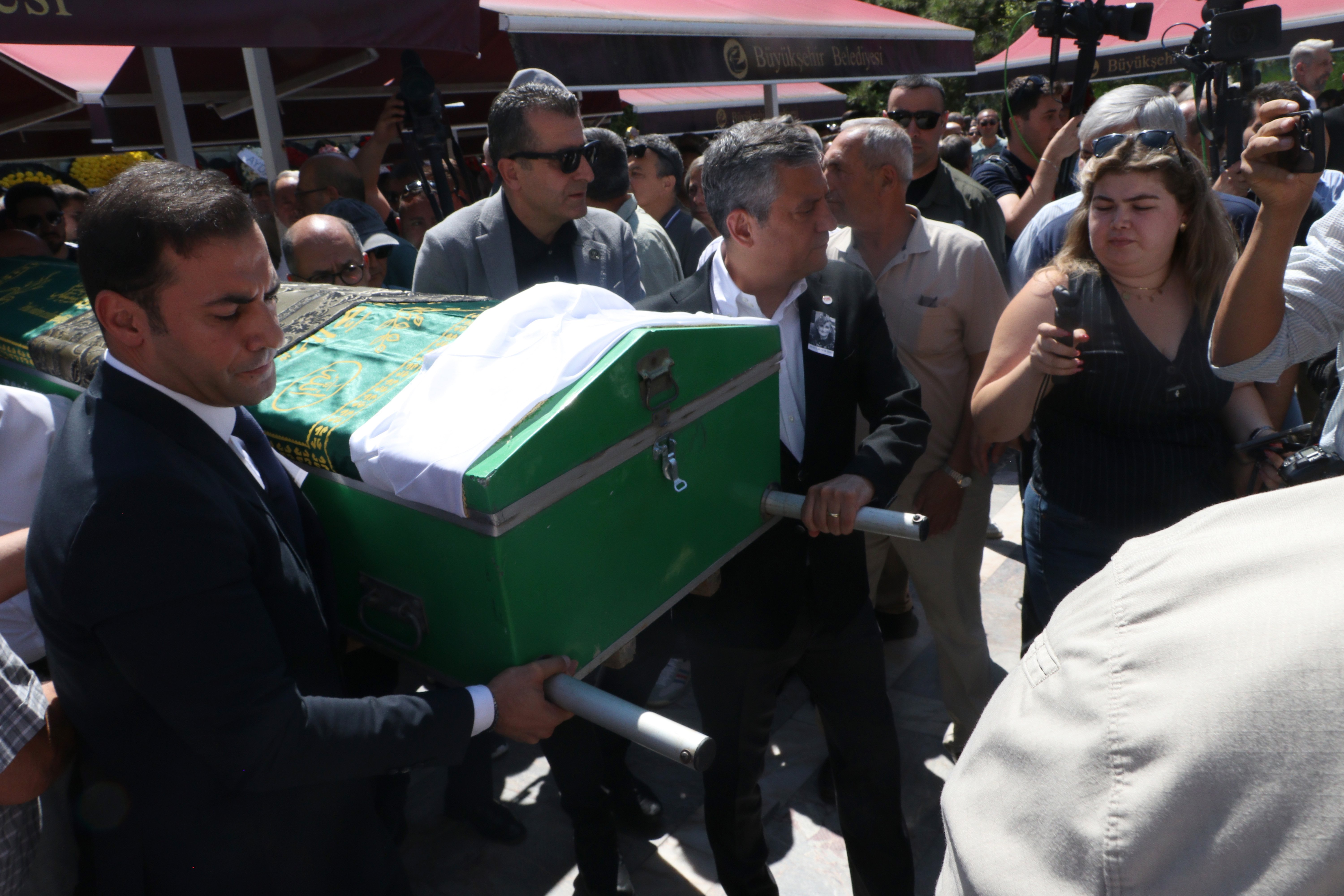 Yılmaz Büyükerşen taziyeleri kabul ediyor