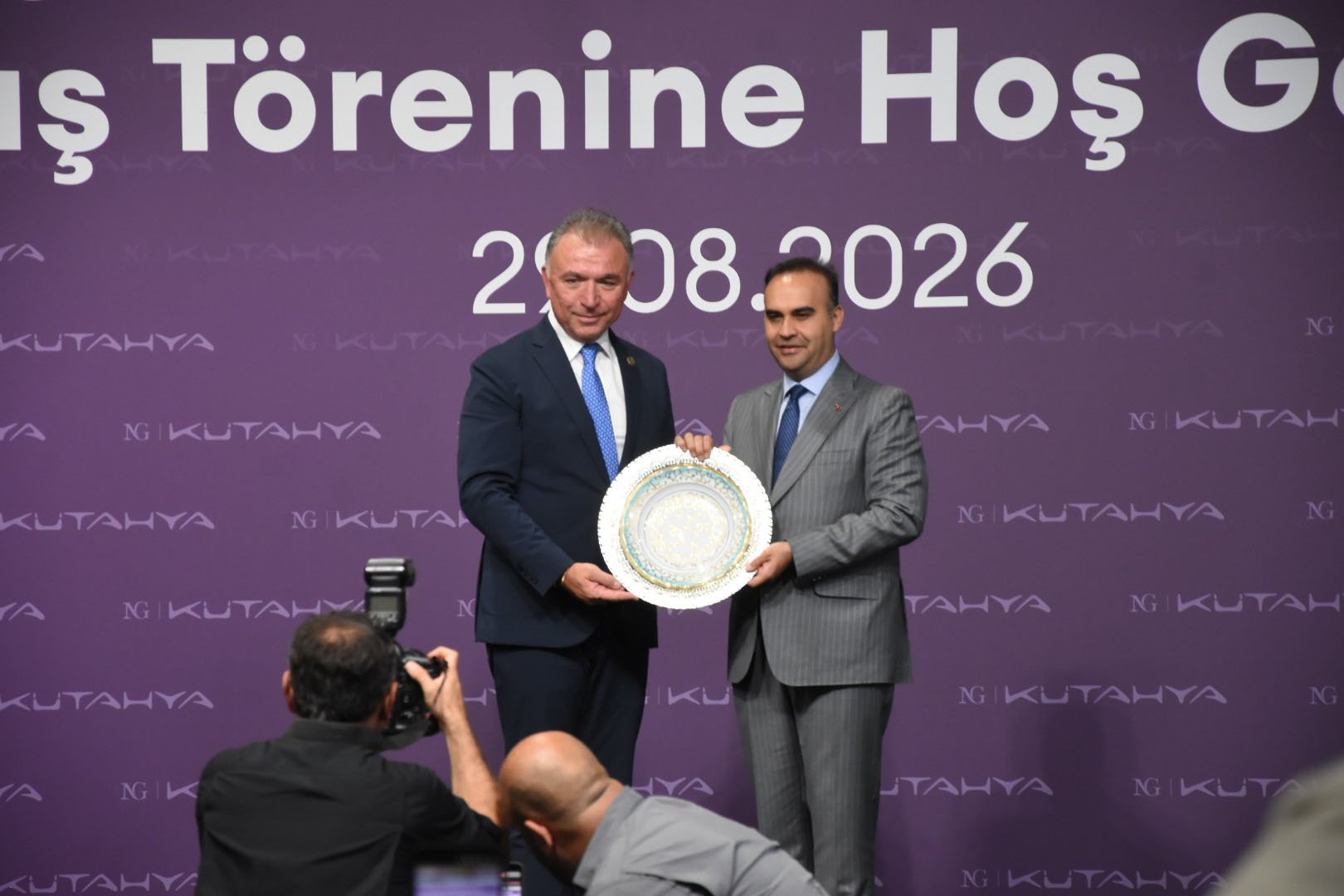 Bakan Kacır, NG Kütahya Seramik 30 Ağustos Fabrikası açılışında konuşma yapıyor