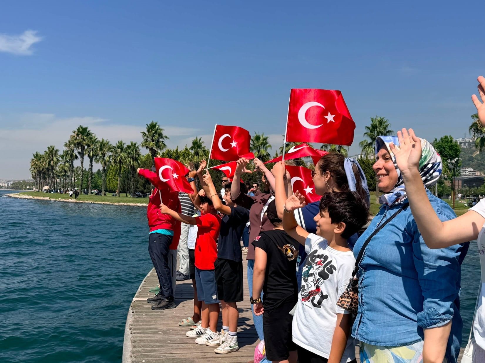 Kocaeli Büyükşehir Belediye Başkanı Tahir Büyükakın selamlama geçişini izliyor
