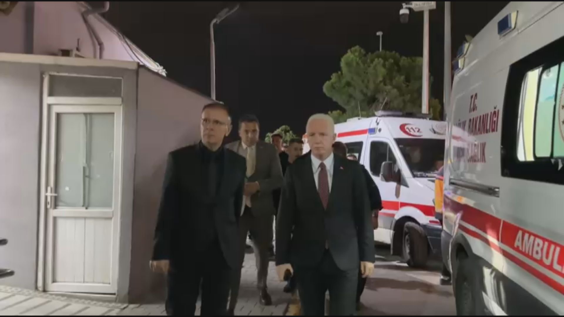 İstanbul Valisi Davut Gül, Zeytinburnu İETT kazasında yaralananları ziyaret etti