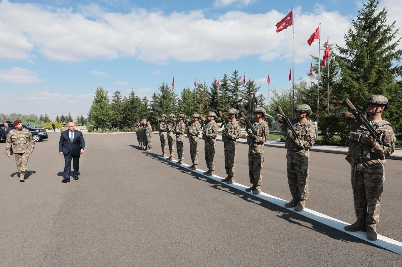 Bakan Güler, bordo berelilerin mezuniyetinde tebrik ediyor