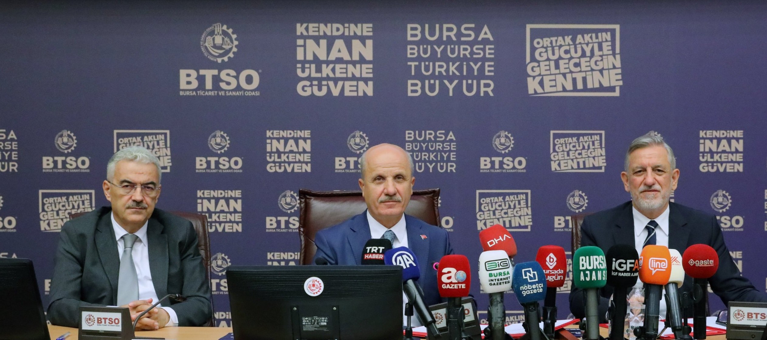 Erol Özvar ve İbrahim Burkay protokol imzalıyor