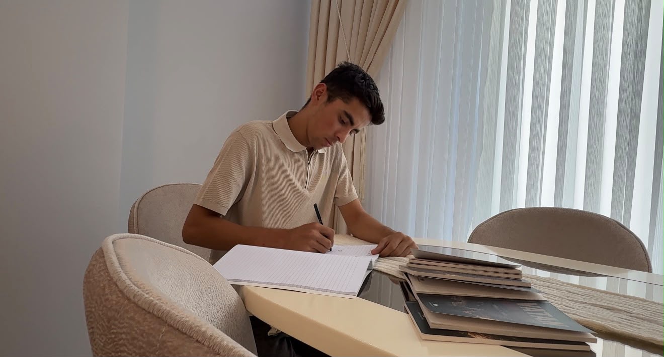Depremzede genç Furkan Dağlı Vatan Nöbetçileri kitabı
