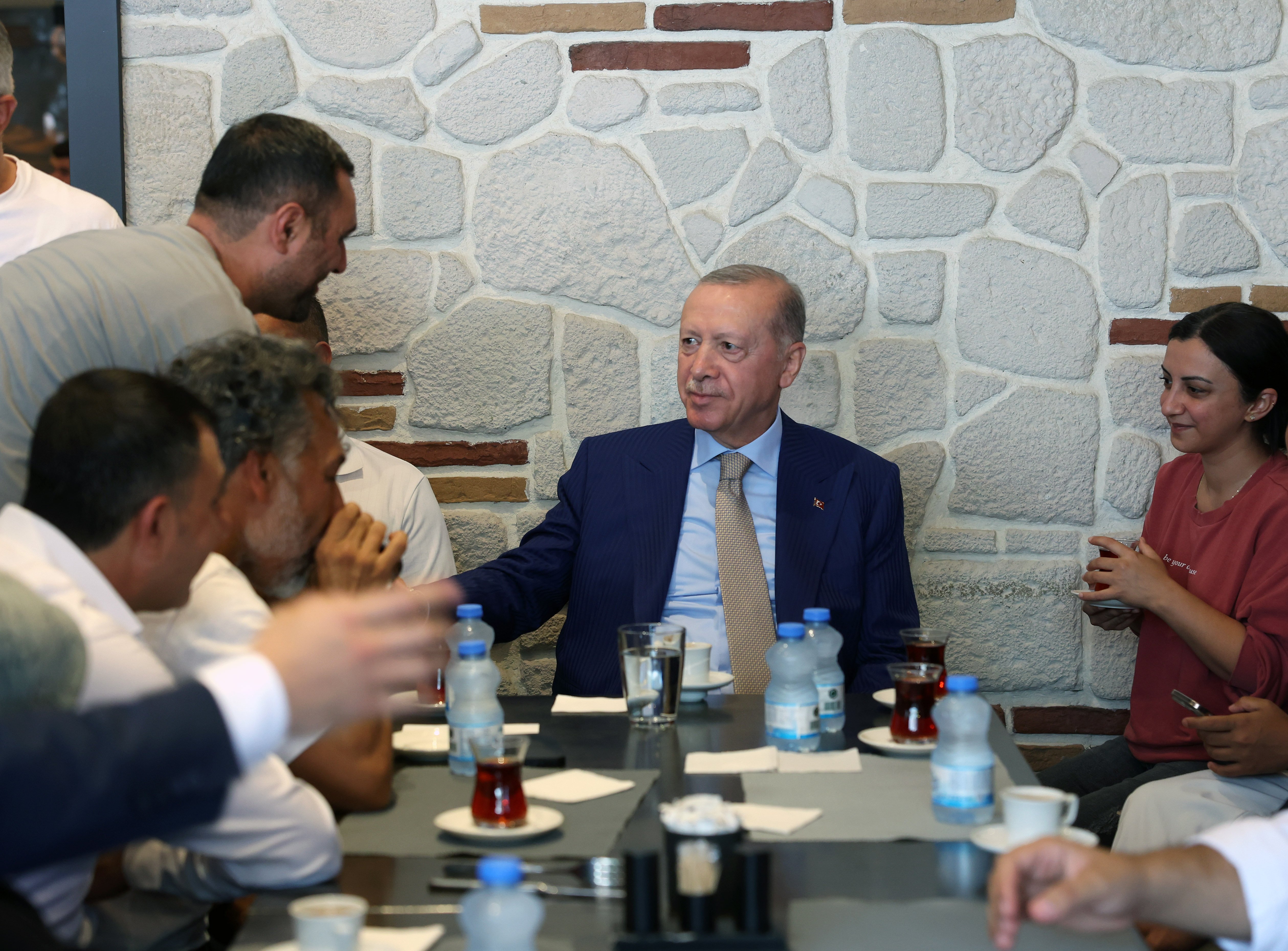 Cumhurbaşkanı Erdoğan esnafla sohbet ediyor