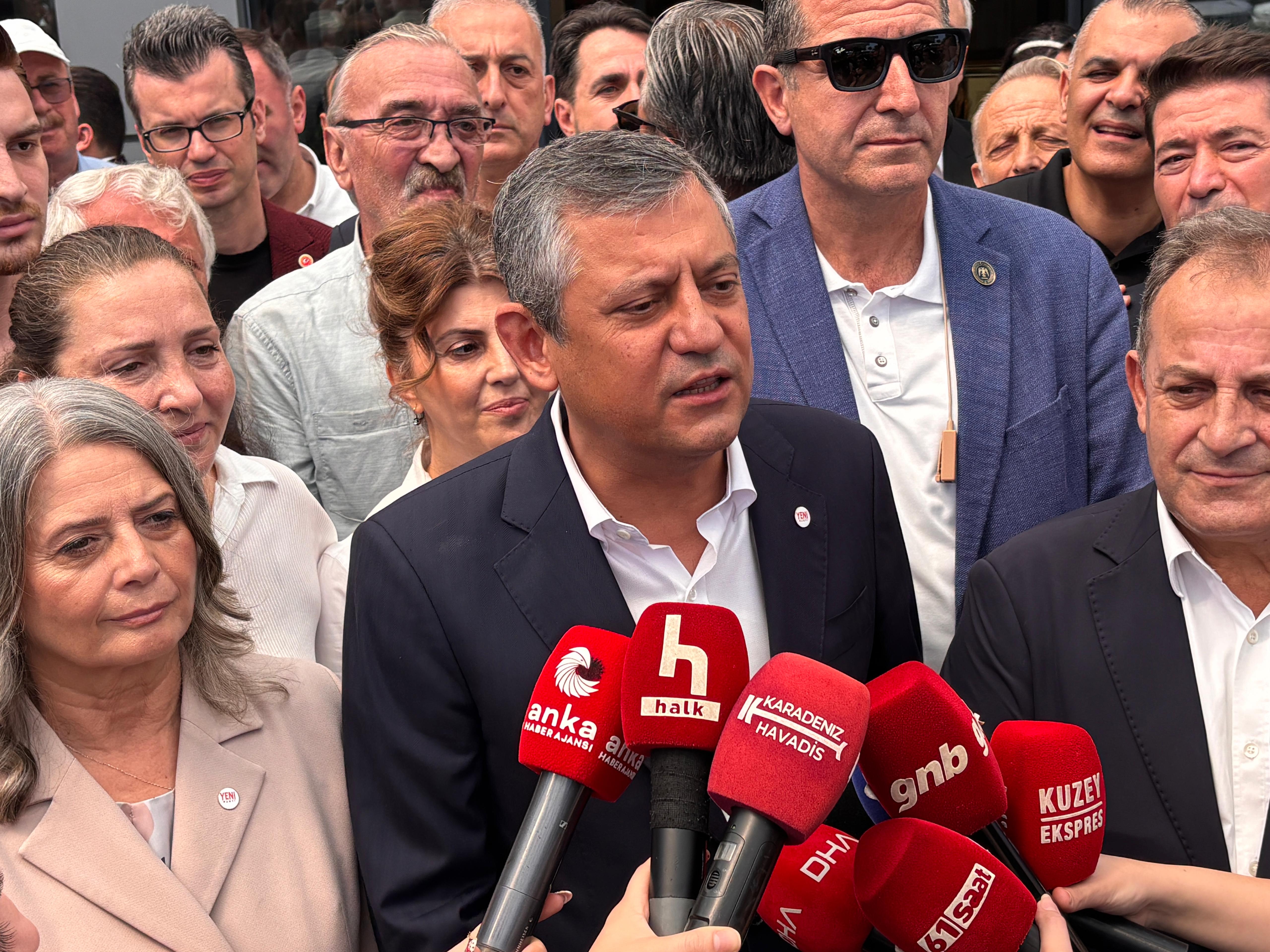Özgür Özel konuşma yapıyor