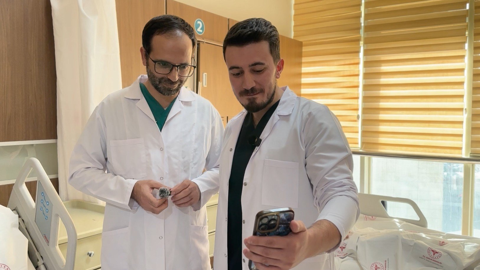 Sağlık çalışanları hastayla ilgileniyor