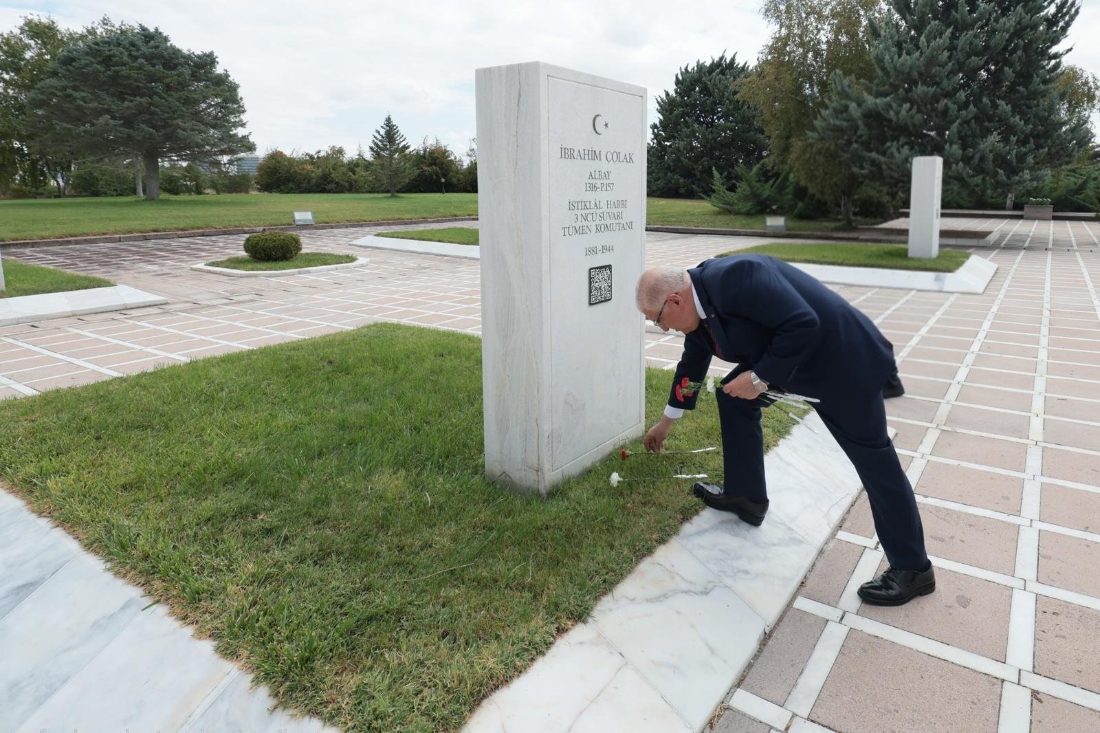 Bakan Güler, Devlet Büyükleri Anıt Mezarlığı’nı ziyaret etti