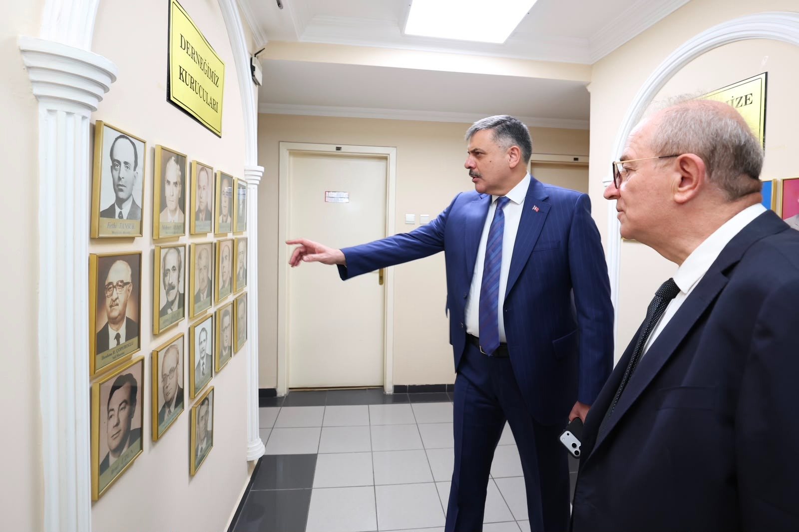 Bakan Çiftçi, Türk İdareciler Derneği ziyaretinde Sebahattin Öztürk ile bir araya geldi