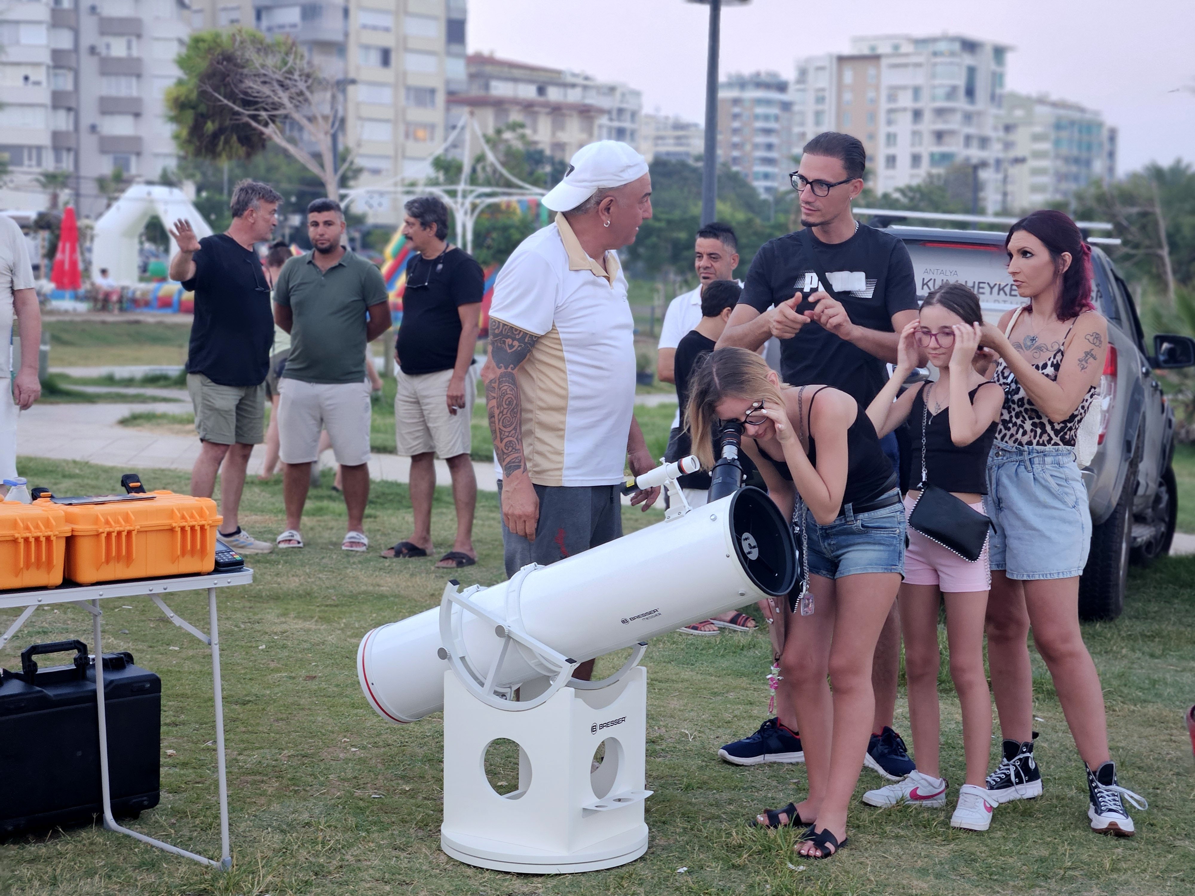 Astro Safari Karavan ile teleskopla uzay gözlemi
