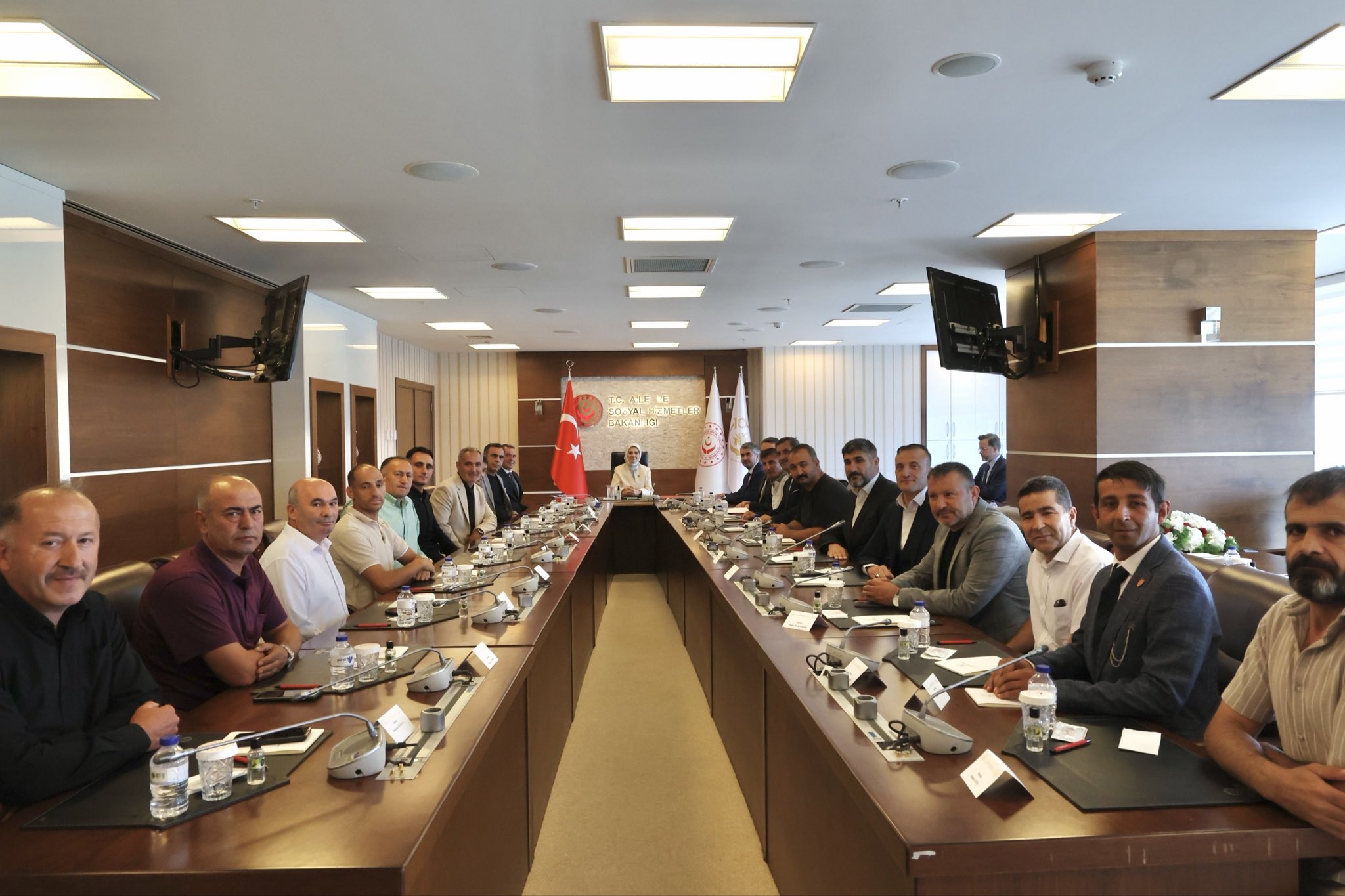 Bakan Göktaş, gazilik ünvanı verilen dernek üyeleriyle bir araya geldi