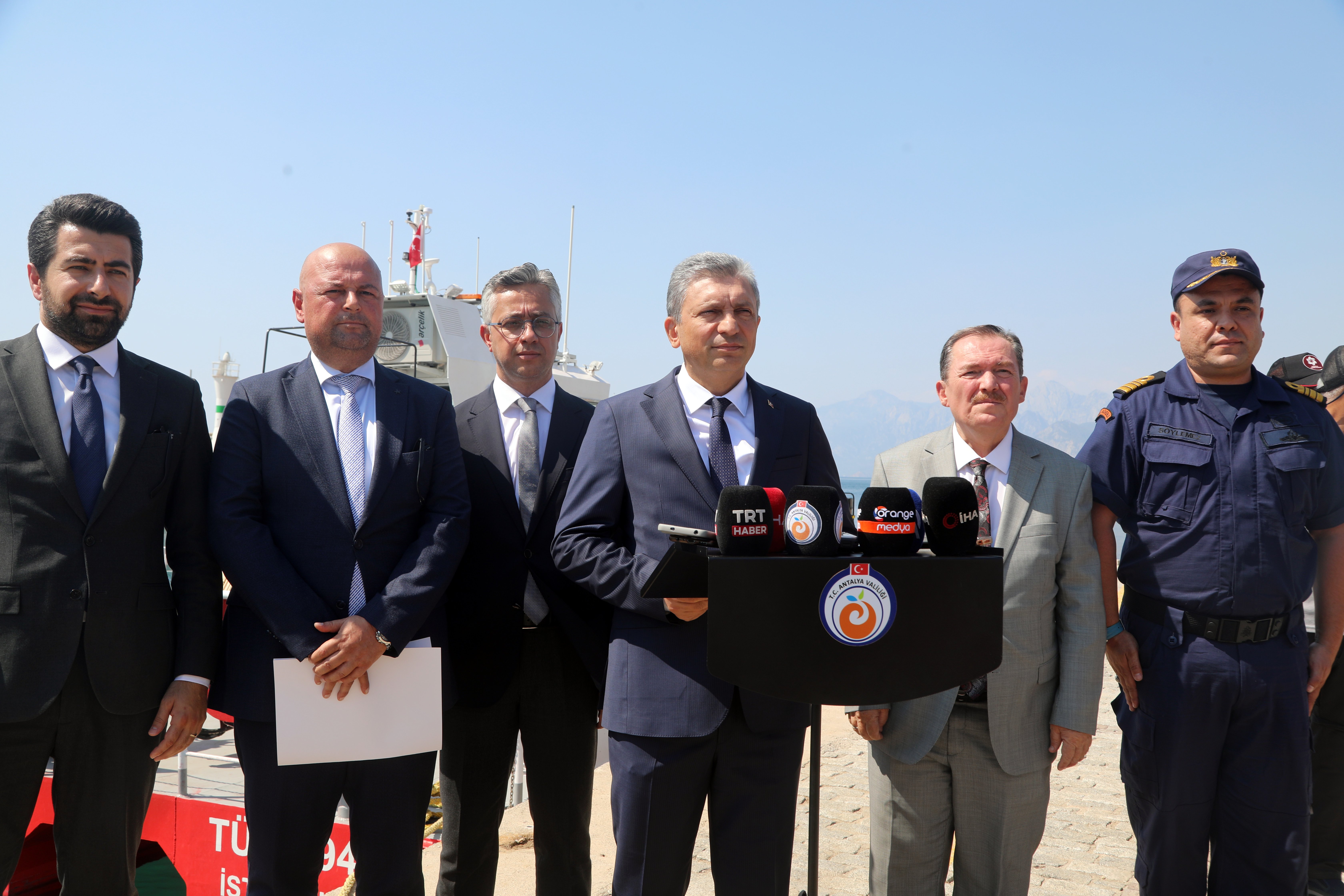 Antalya Valisi Hulusi Şahin ve deniz süpürgesi