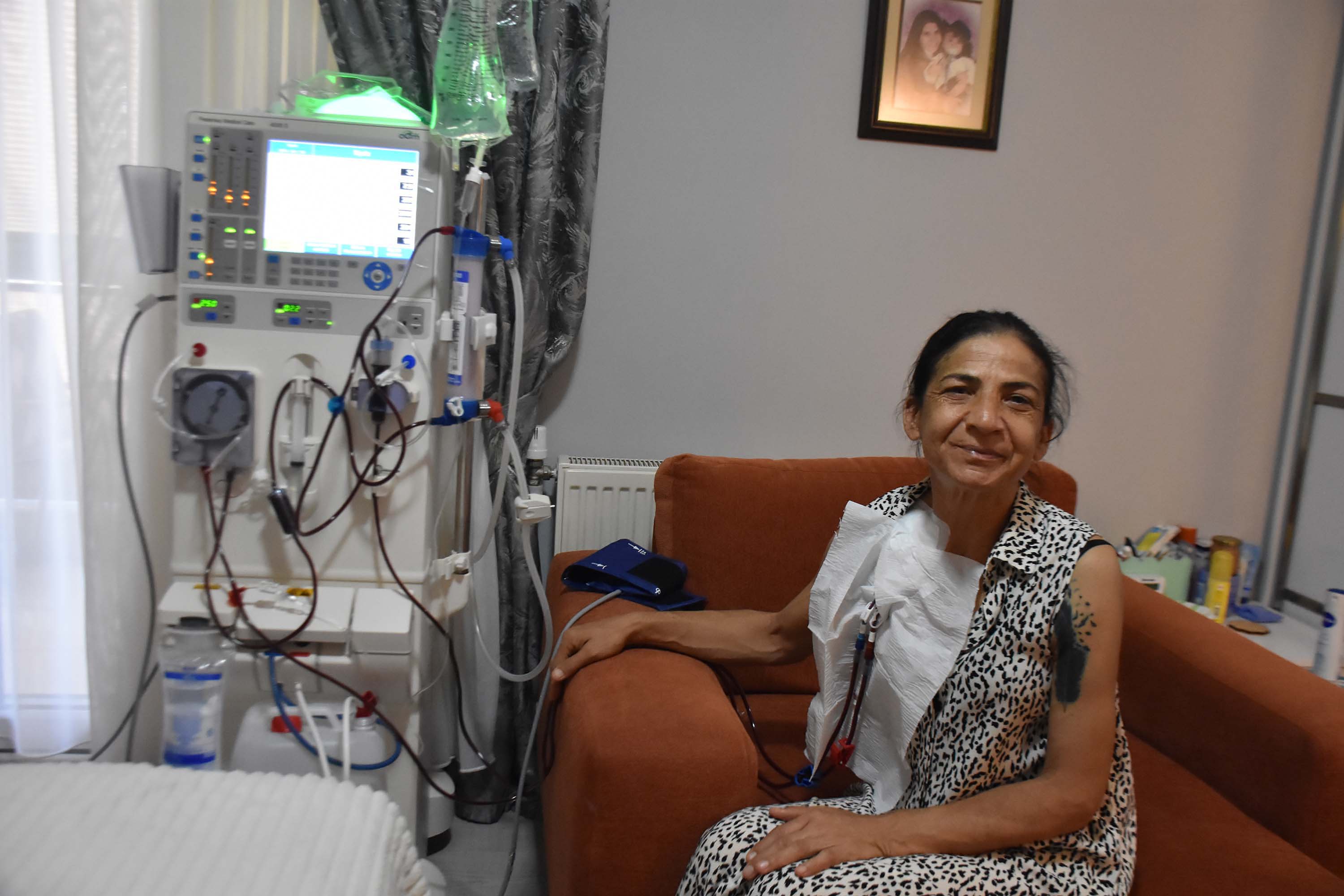 Sevgi Sapmaz diyaliz cihazıyla evde