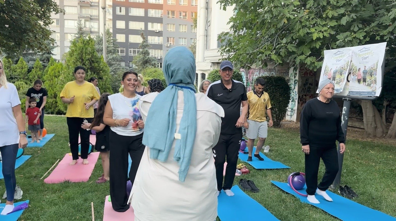 Sağlık Bakanı Memişoğlu vatandaşlarla egzersiz yapıyor