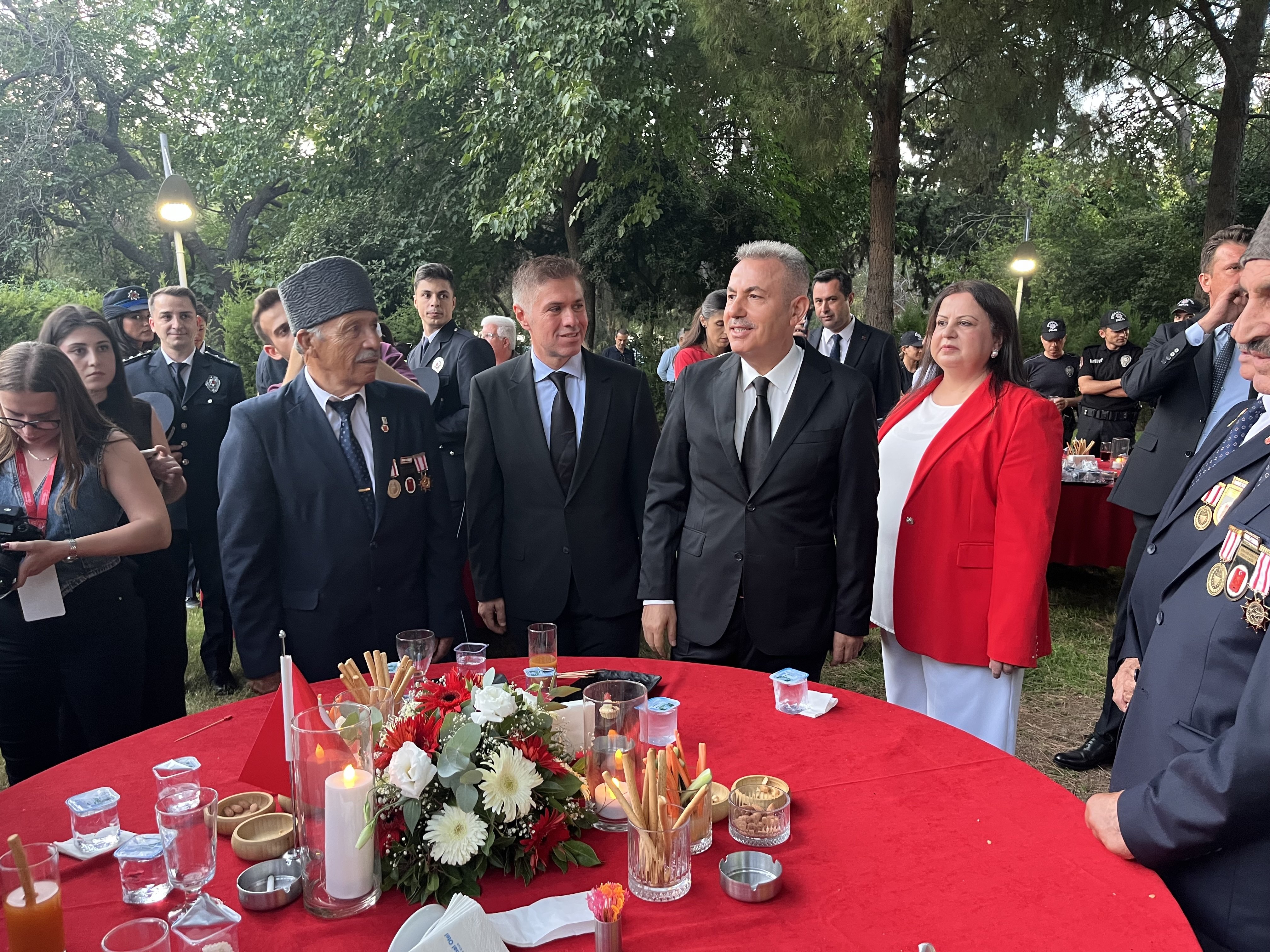 İzmir Valisi Süleyman Elban resepsiyonda konuşuyor