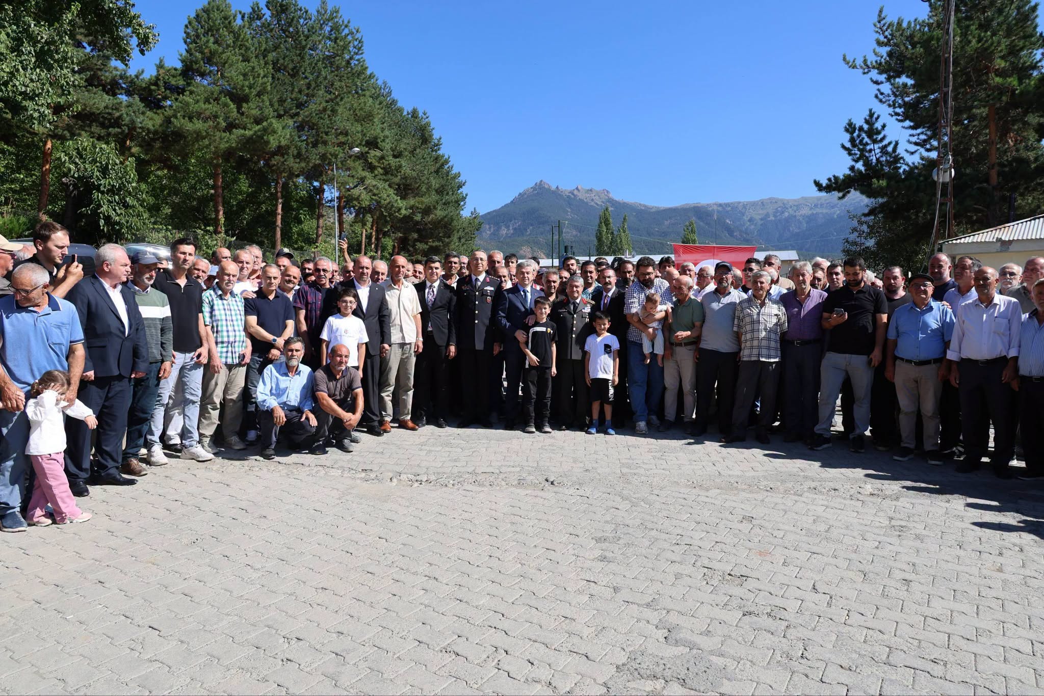 Orgeneral Selçuk Bayraktaroğlu hemşehrileriyle sohbet ediyor
